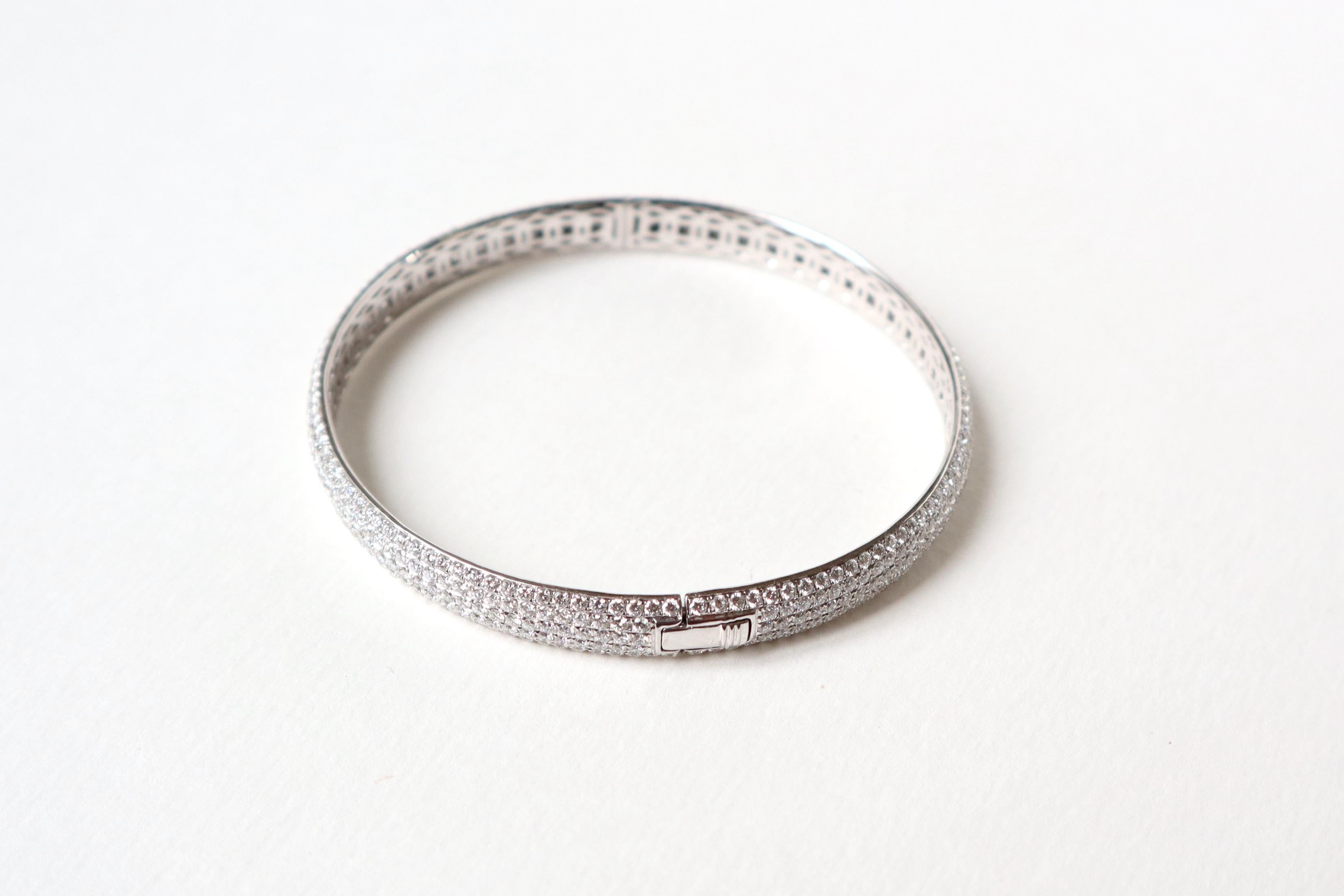 Bracelet à ouverture rigide en or blanc 18 carats et diamants de 8 carats  en vente 5