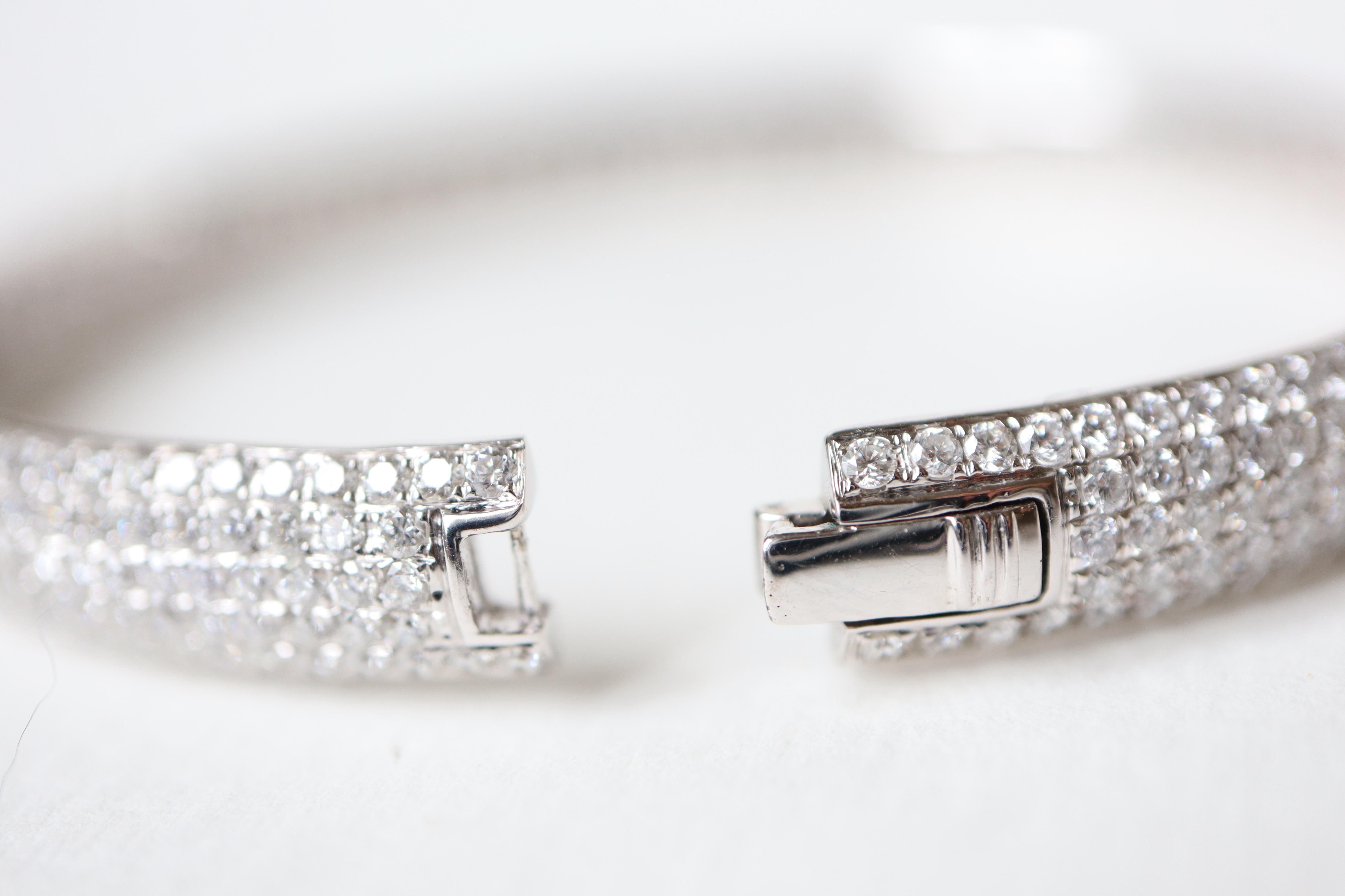 Bracelet à ouverture rigide en or blanc 18 carats et diamants de 8 carats  en vente 2