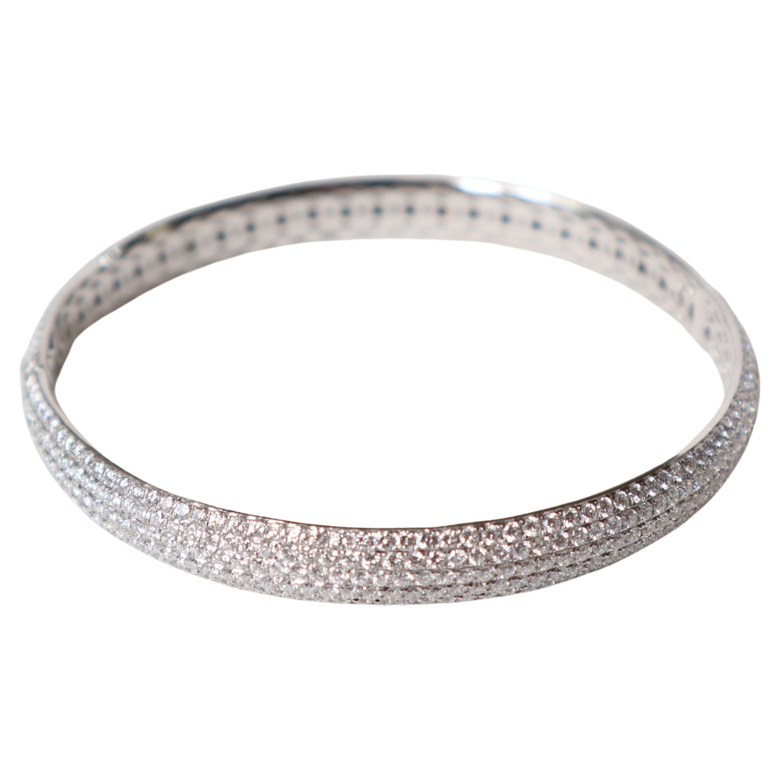 Bracelet à ouverture rigide en or blanc 18 carats et diamants de 8 carats  en vente