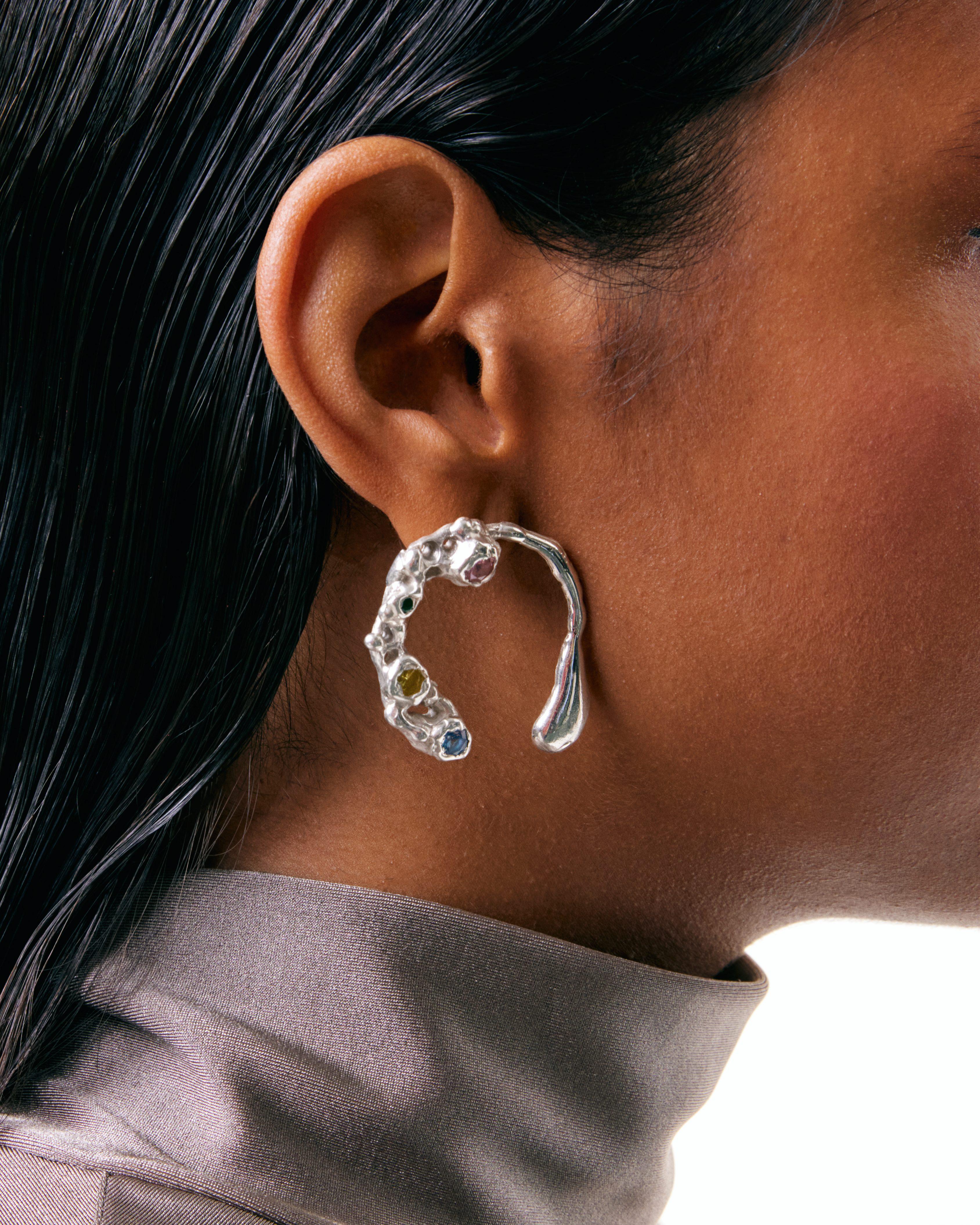(Ec) Cinetic is a Silver earring with an organic shape,  holes and little zircons. Butterfly fastening. The materials are 95% sterling silver and 5% Spanish Zircon. 

Sold as single. For pierced ears.

Individually hand-crafted in Spain. This means