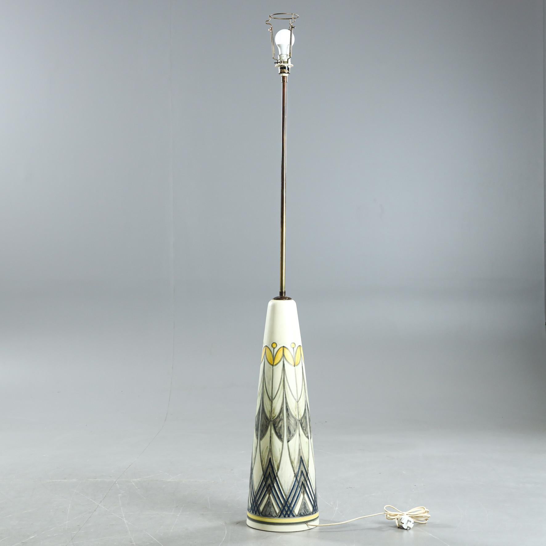 Céramique peinte à la main  Lampadaire des années 1960 réalisé par l'artiste danois Rigmor Nielsen dans l'atelier de céramique de Søholm, Bornholm. 
Les motifs abstraits dans différents tons verts, bleus et jaunes sur cette lampe unique. 
Chacune de
