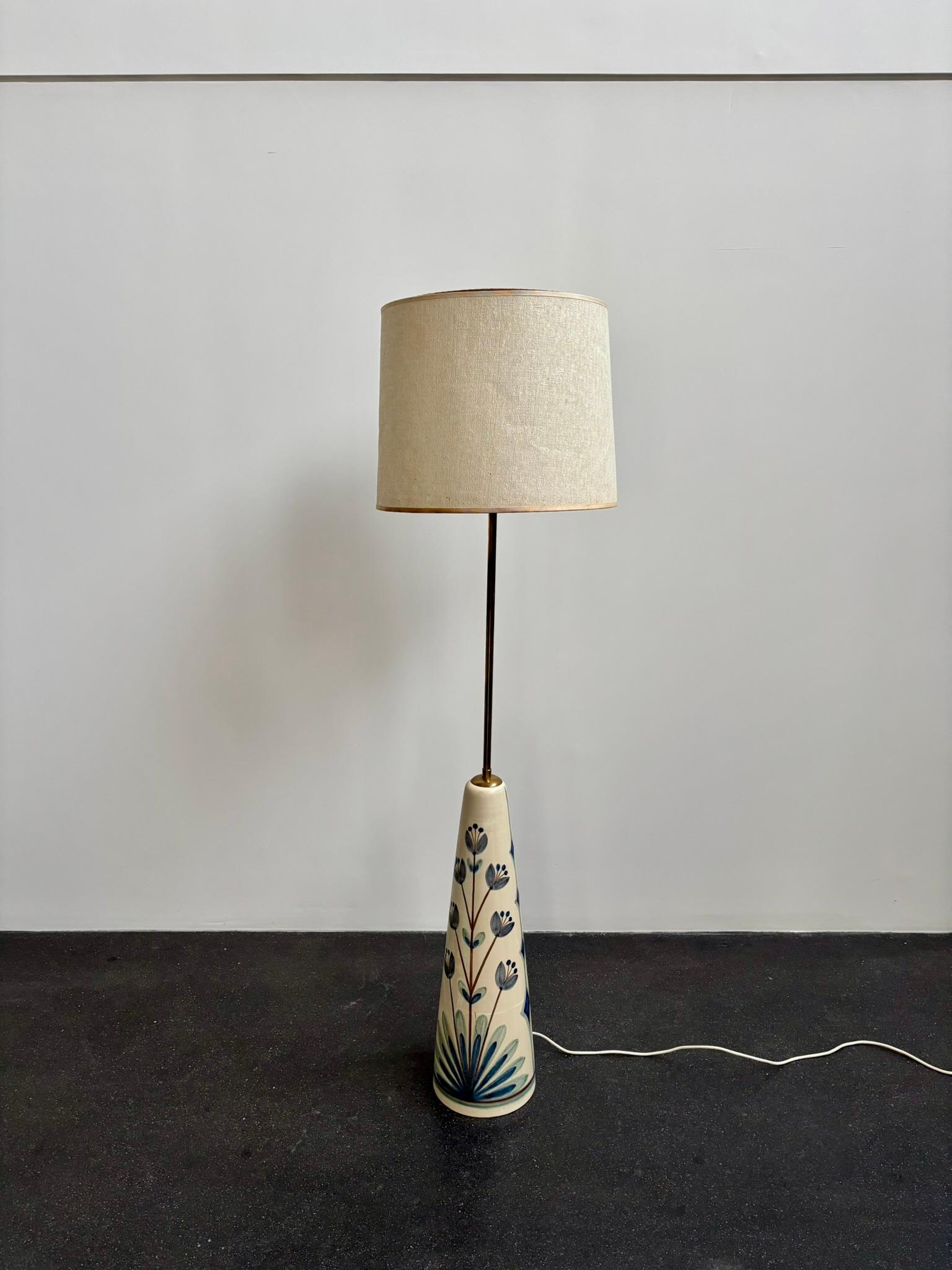 Scandinave moderne Rigmor Nielsen Grand lampadaire en céramique peint à la main pour Søholm, années 1960 en vente
