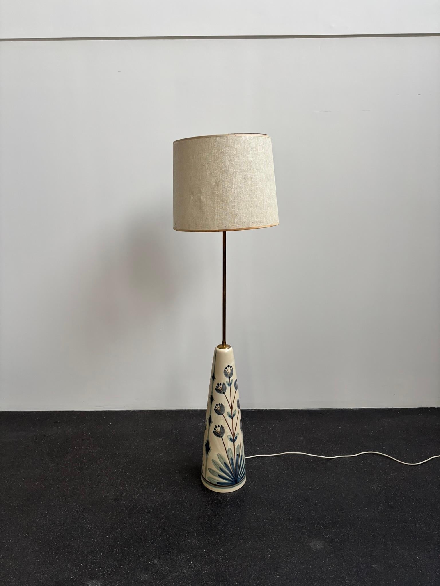 Rigmor Nielsen Grand lampadaire en céramique peint à la main pour Søholm, années 1960 en vente 1