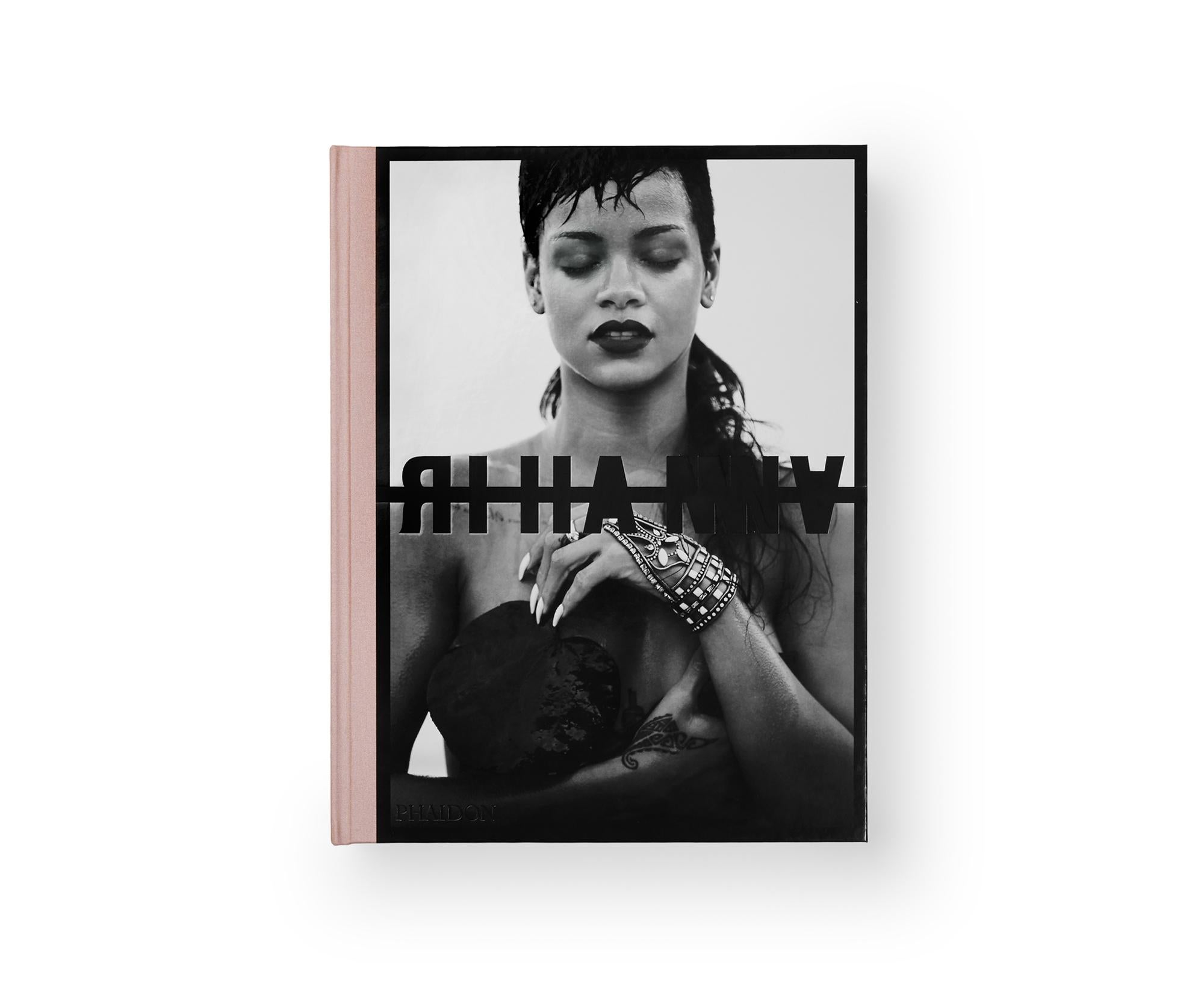 Le livre Rihanna : Édition limitée (Fenty x Phaidon) avec un stand de créateurs Neuf - En vente à New York City, NY