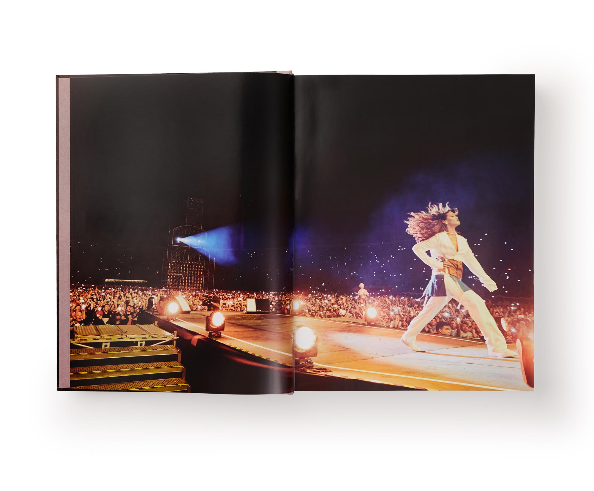Papier Le livre Rihanna : Édition limitée (Fenty x Phaidon) avec un stand de créateurs en vente