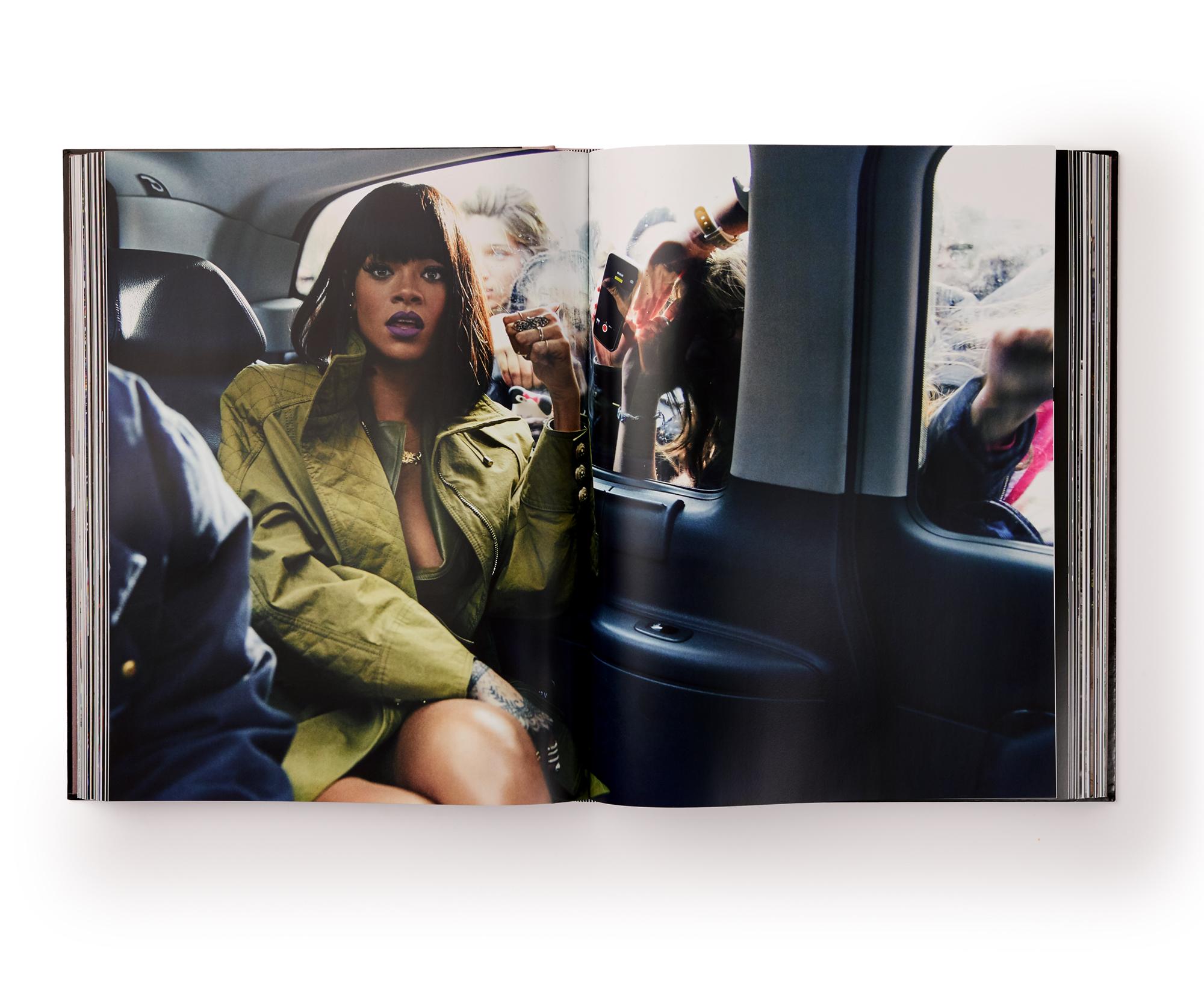 Das Rihanna-Buch: Limitierte Auflage (Fenty x Phaidon) mit einem Designer-Ständer im Angebot 1