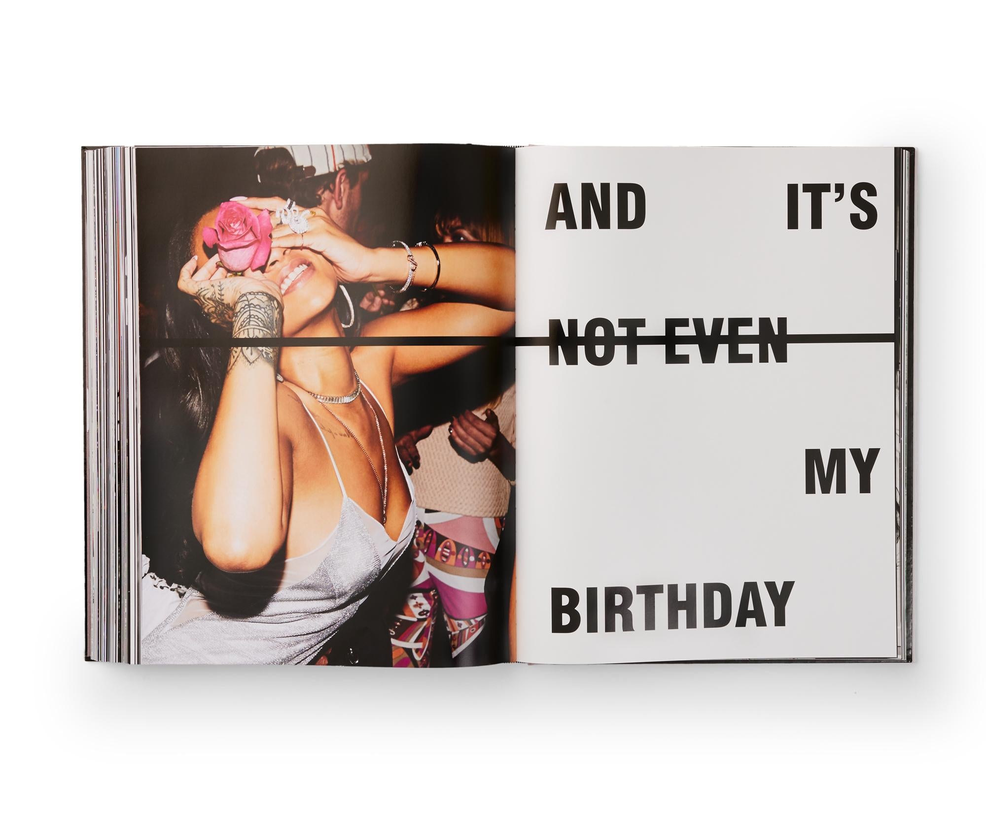 Das Rihanna-Buch: Limitierte Auflage (Fenty x Phaidon) mit einem Designer-Ständer im Angebot 2