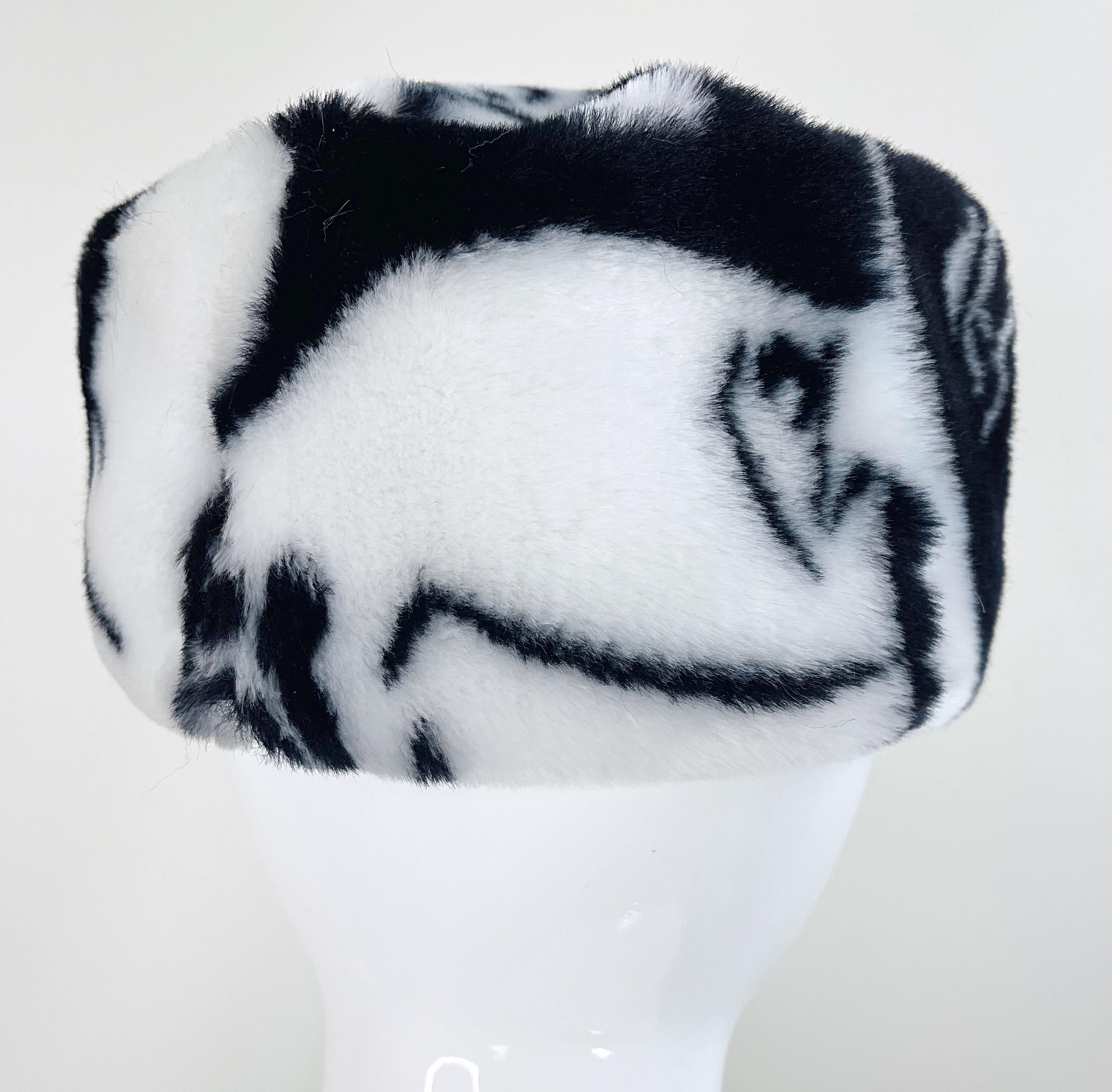 Rihanna’s Black and White 1980s Face Picasso Print Faux Fur Vintage 80s Hat In Excellent Condition For Sale In San Diego, CA