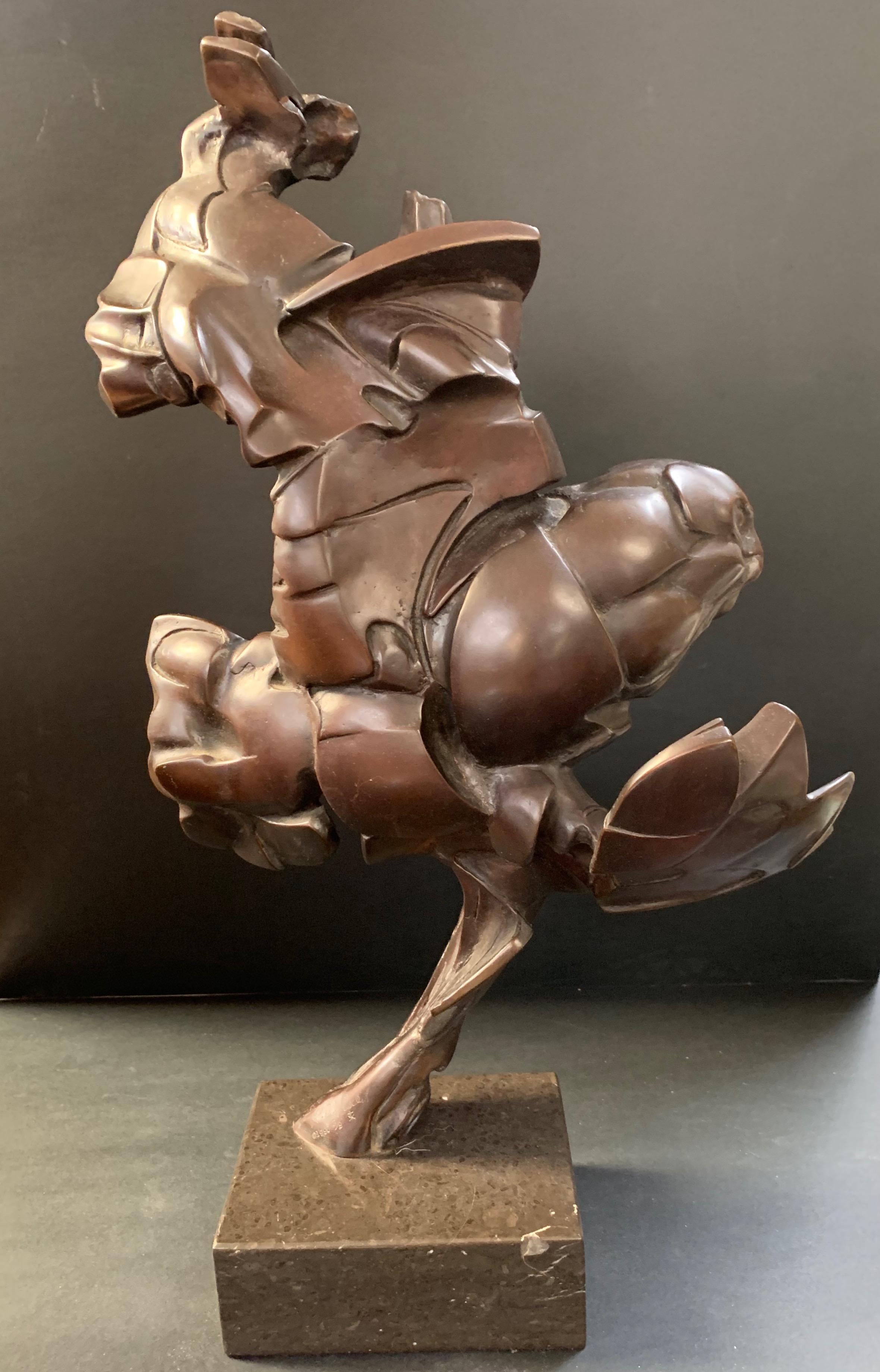 Dieses Werk ist eine Bronzeskulptur, die 1990 von Riho Kuld geschaffen wurde. Kuld wurde 1936 in Estland geboren, seine Werke werden in Museen in der ganzen Welt ausgestellt, u. a. in Estland, Moskau, Uljanowsk, Frankreich, Spanien und auch