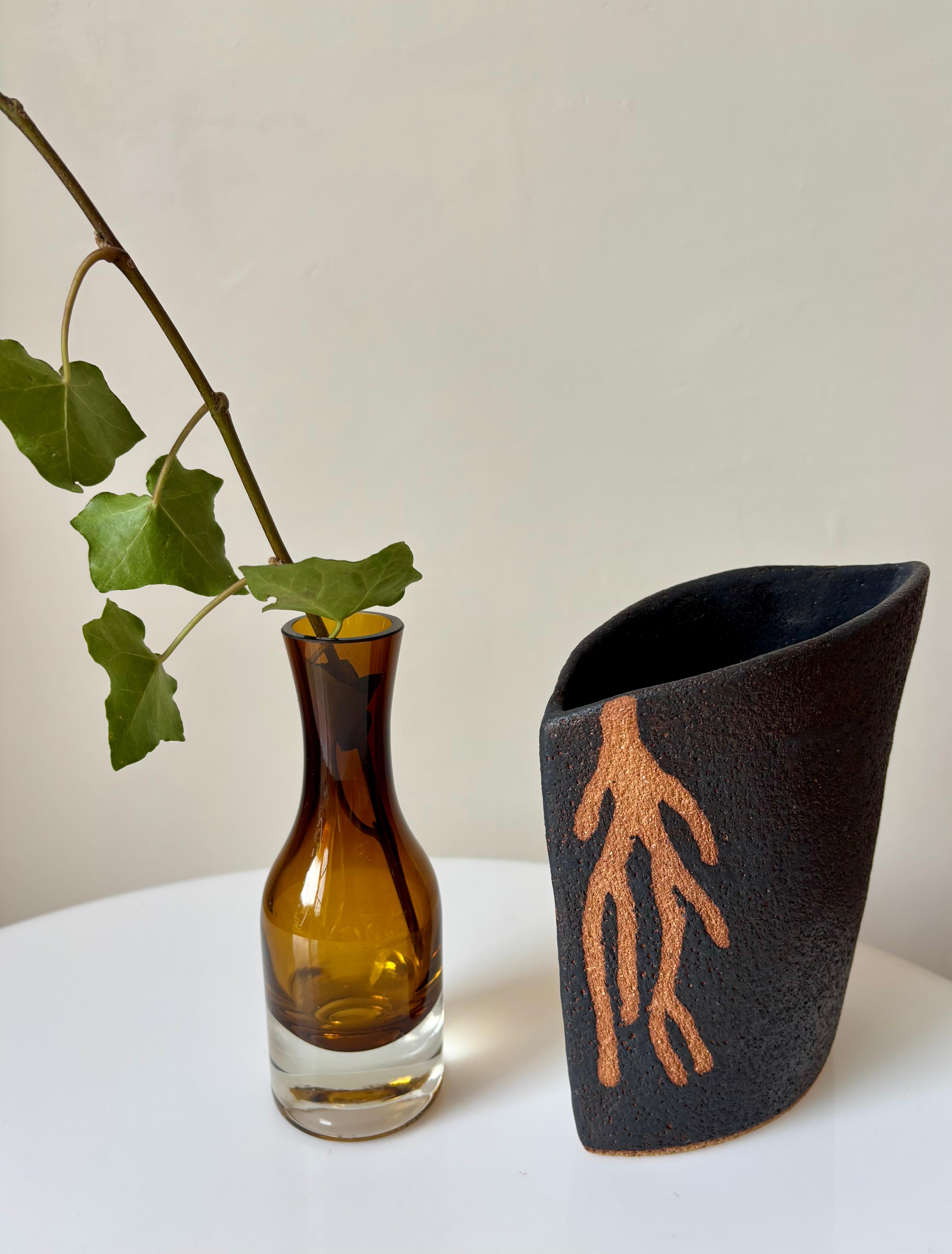 Riihimäen Lasi Oy Kleine Vase aus braunem Glas, 1970er Jahre (Moderne der Mitte des Jahrhunderts) im Angebot