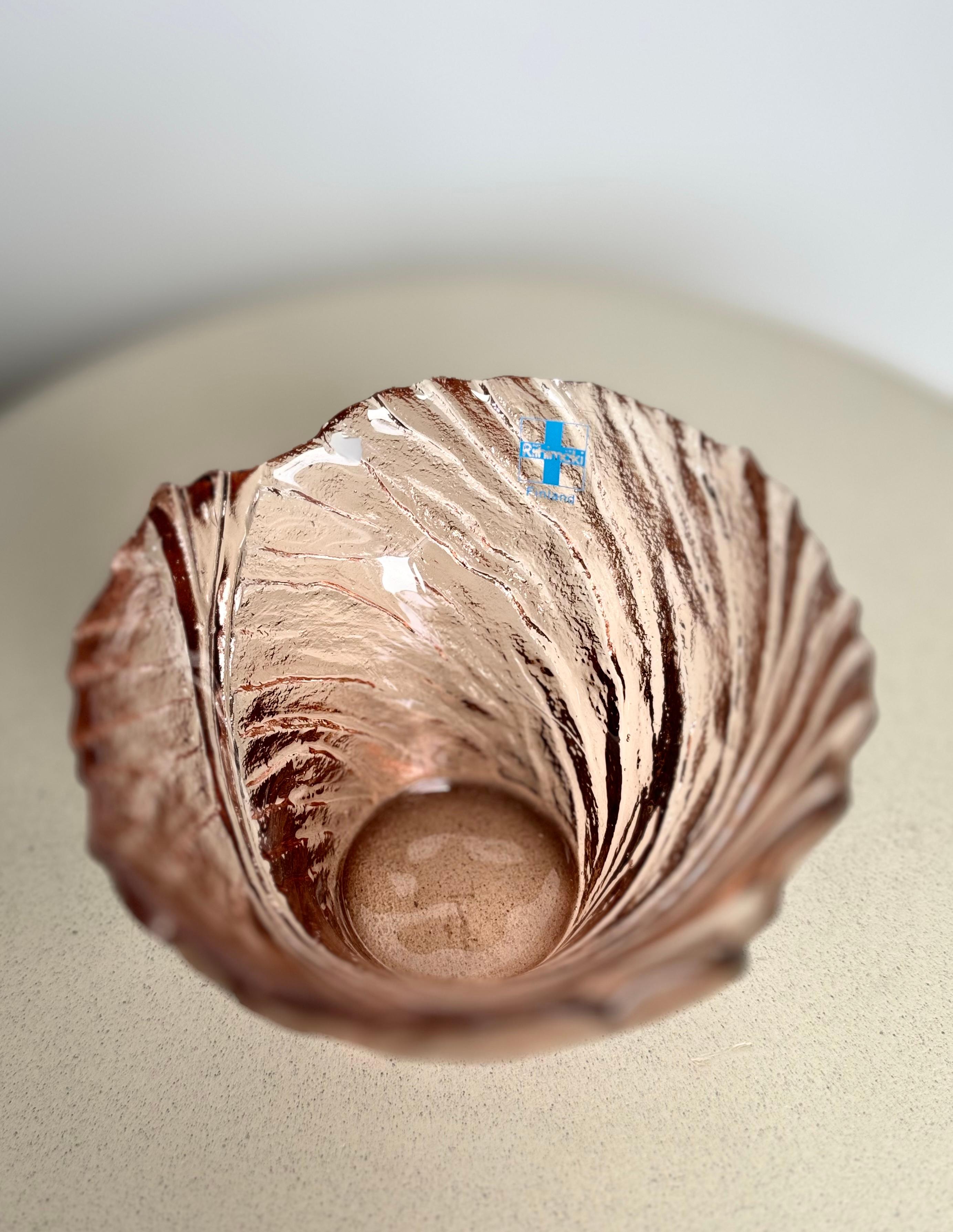 Ultra Bowl from Riihimäen Lasi

Step into the remarkable heritage of Riihimäen Lasi with the Ultra Bowl. Designed by Pertti Kallioinen and meticulously crafted by Riihimäki Glass, this small bowl exemplifies the pinnacle of Finnish art glass. The