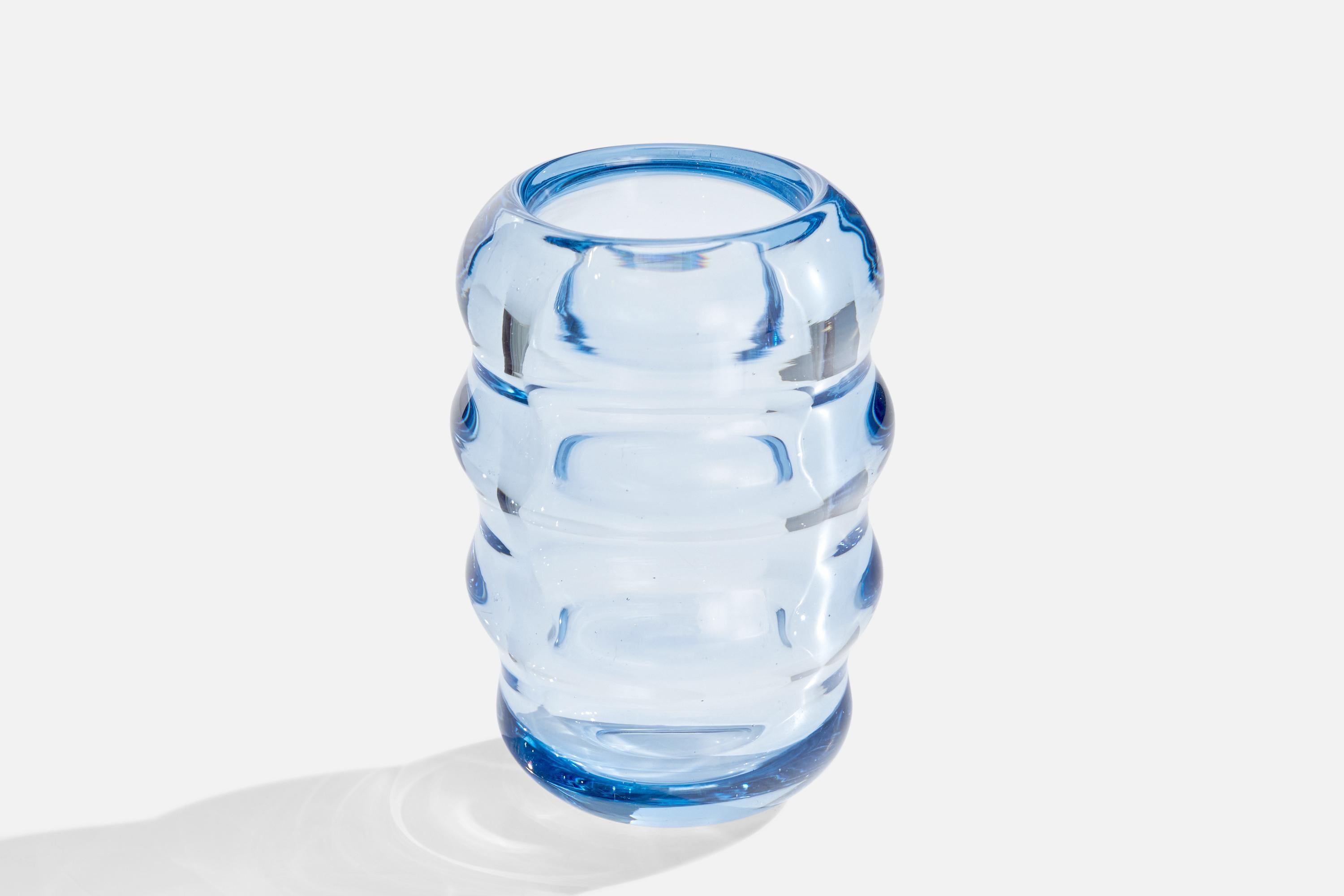 Vase en verre bleu conçu et produit par Riihimäen Lasi, Finlande, années 1930.