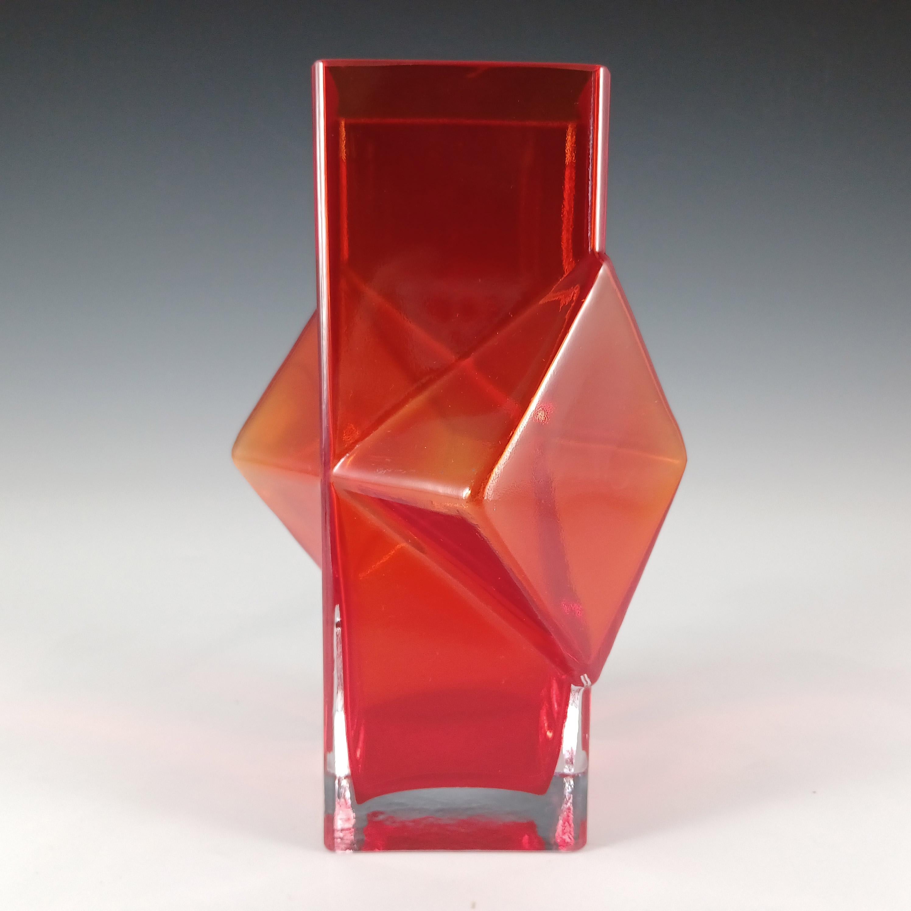 Un superbe vase scandinave en verre rouge 