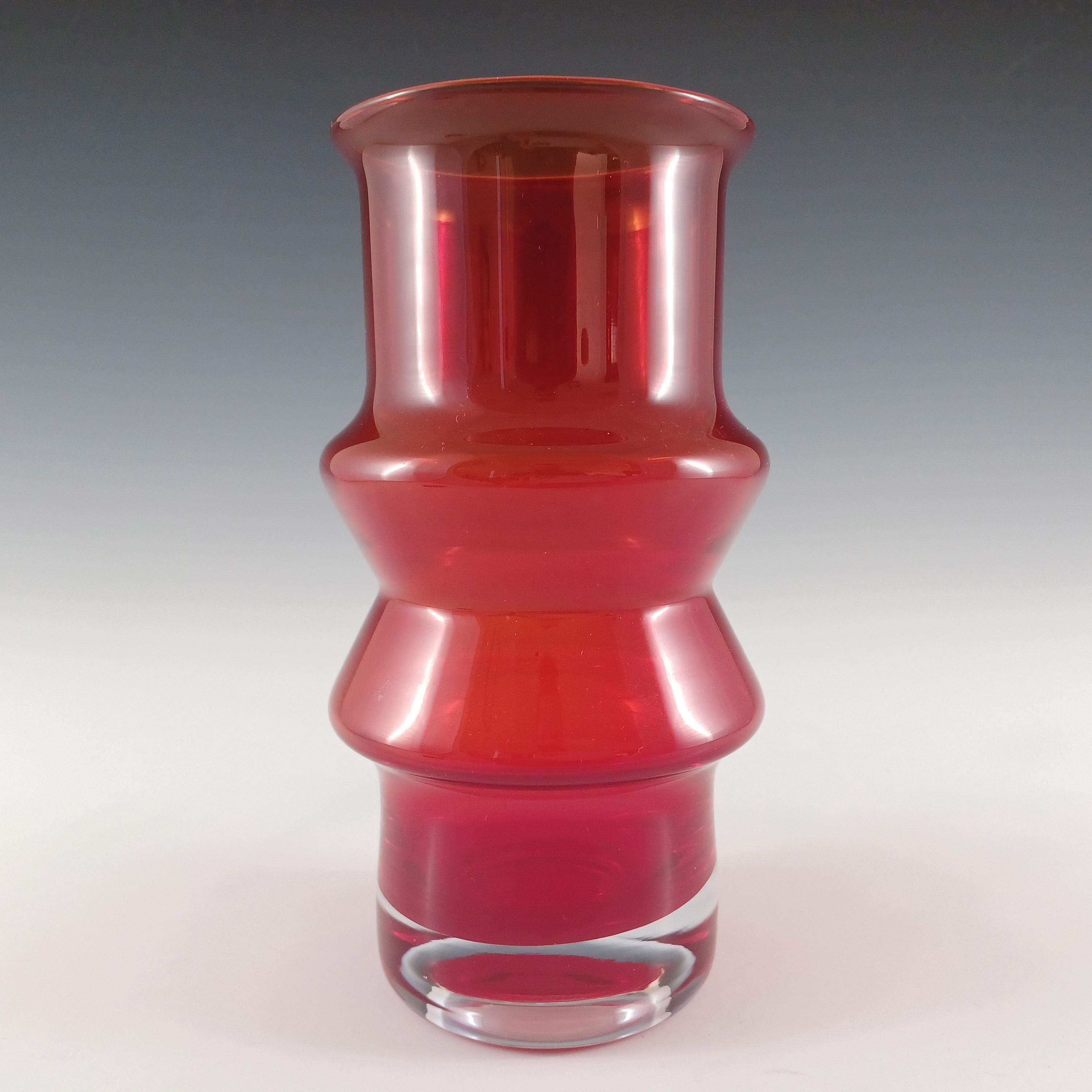 Uno splendido vaso scandinavo in vetro rosso arancio e trasparente 