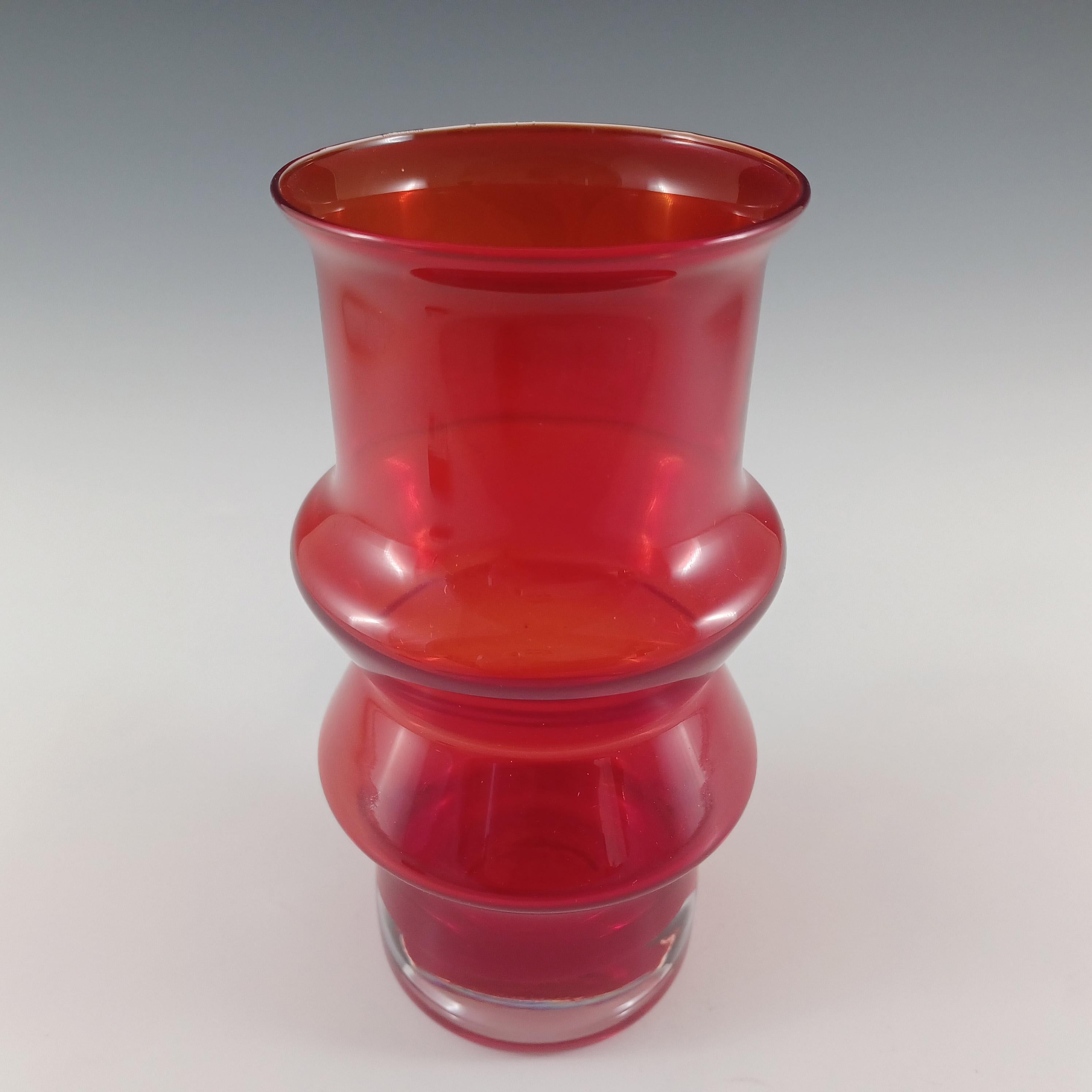 Mid-Century moderno Vaso Riihimaki #1519 Riihimaen in vetro rosso 