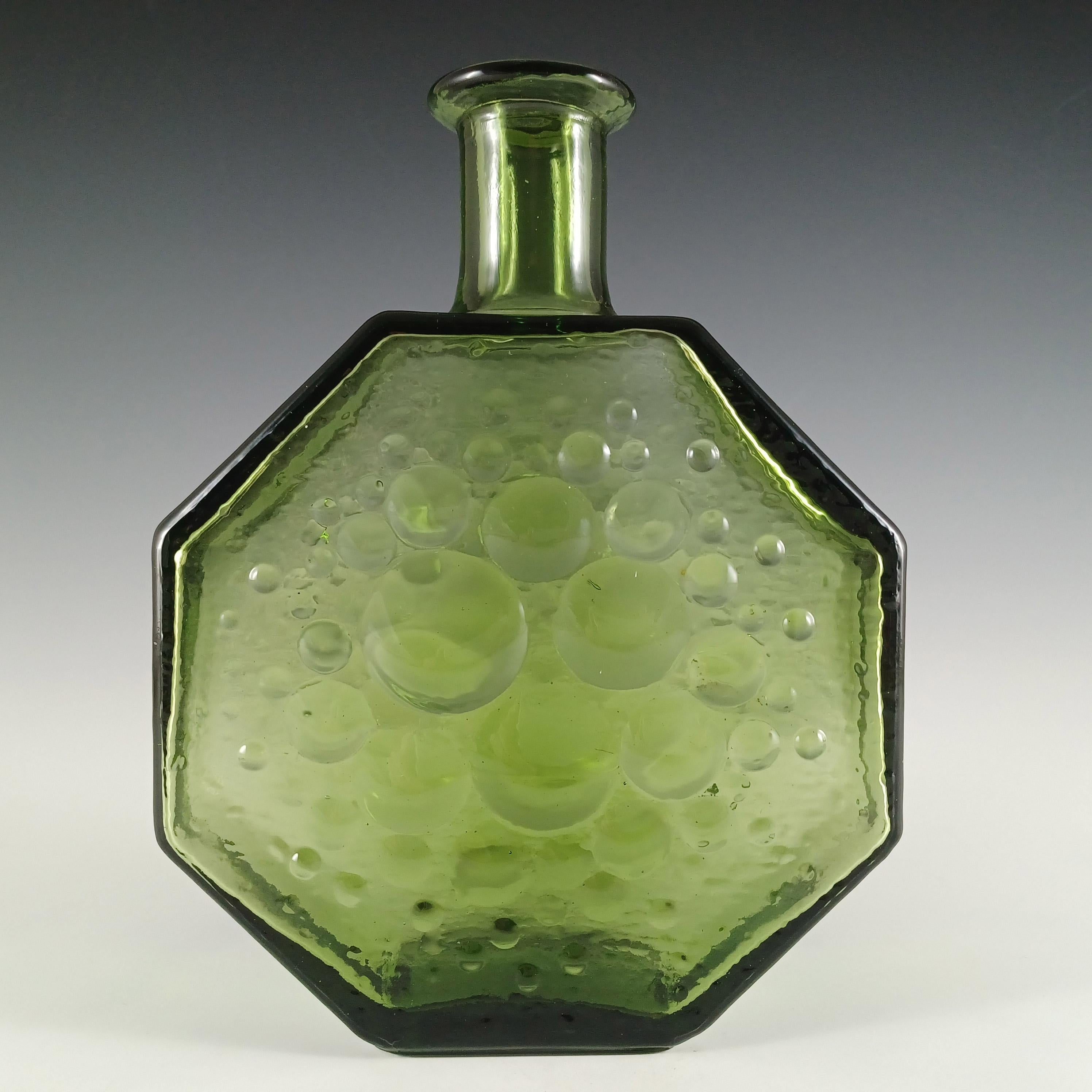 Uno splendido vaso decorativo in vetro verde scandinavo 