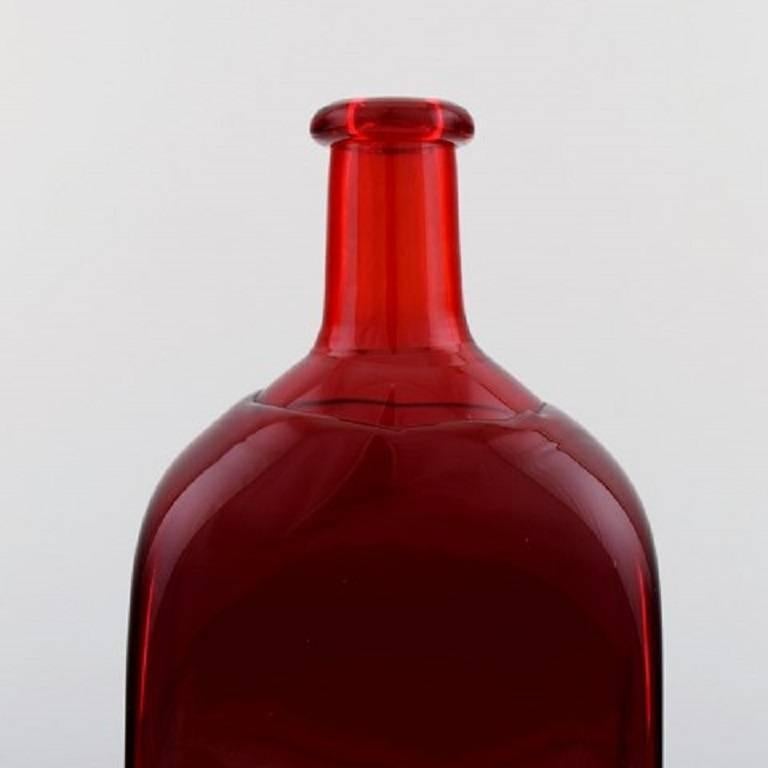 Riihimaki Riihimaen, Finland, decanter/bottle of red art glass.
1960s. Finnish design.
Measures: 22 cm. x 11 cm.
In perfect condition.