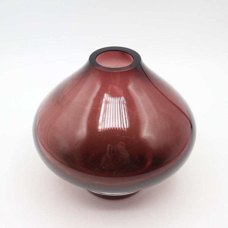 Signed design Glass vase signed from Riihimii Lasi, Finland, 1970ies. Purple. 
height: 12.5 cm, diameter: 10 cm.