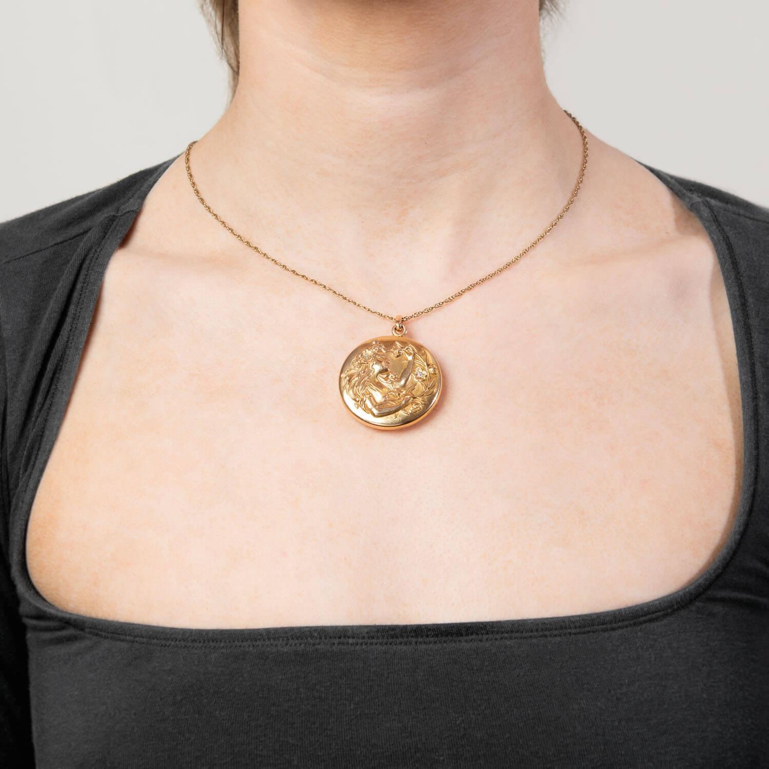 RIKER BROS Art Nouveau 14k Diamond & Enamel Repousse Locket Pour femmes en vente