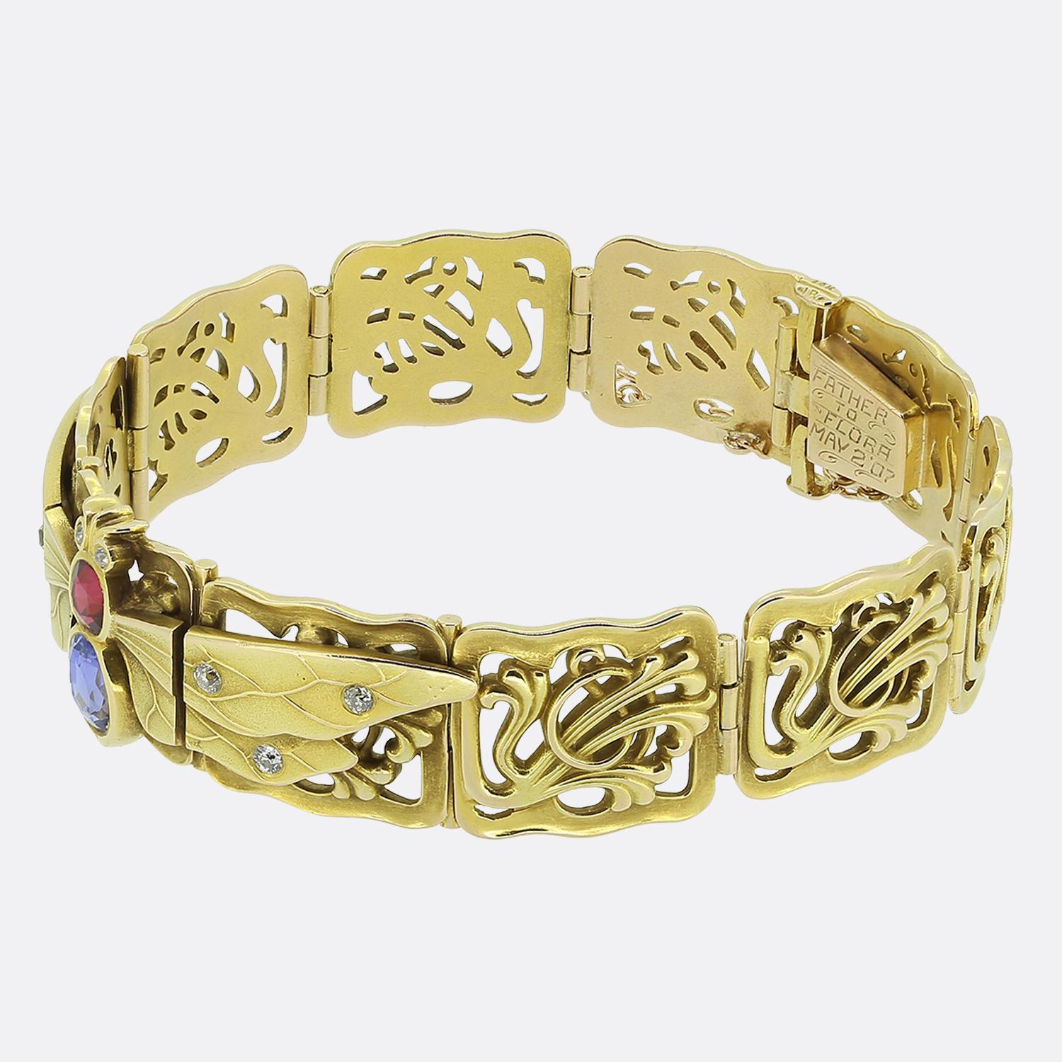 Hier haben wir ein bemerkenswertes Armband, das in der Blütezeit des Jugendstils von den Gebrüdern Riker gefertigt wurde. Dieses Stück ist aus reichhaltigem 14-karätigem Gelbgold gefertigt und bildet ein kompliziertes offenes Band mit geschwungenen