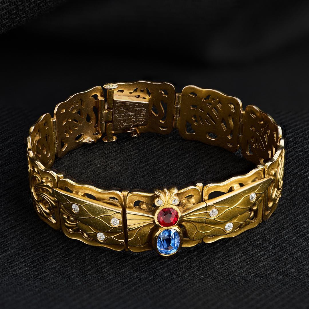 Riker Bros. Geflügeltes Insektenarmband mit Rubin, Saphir und Diamant im Angebot 1