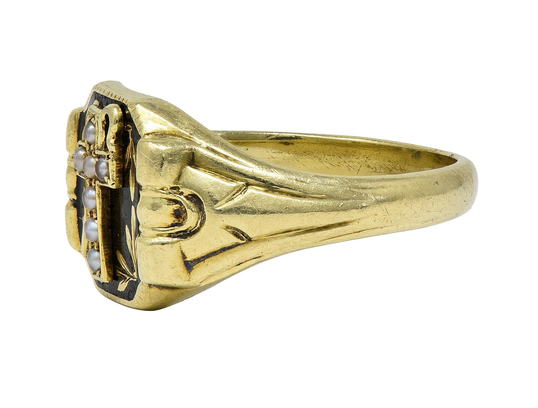 Riker Brothers Anello con smalto in oro giallo 14K con croce antica e lutto Unisex In condizioni ottime in vendita a Philadelphia, PA