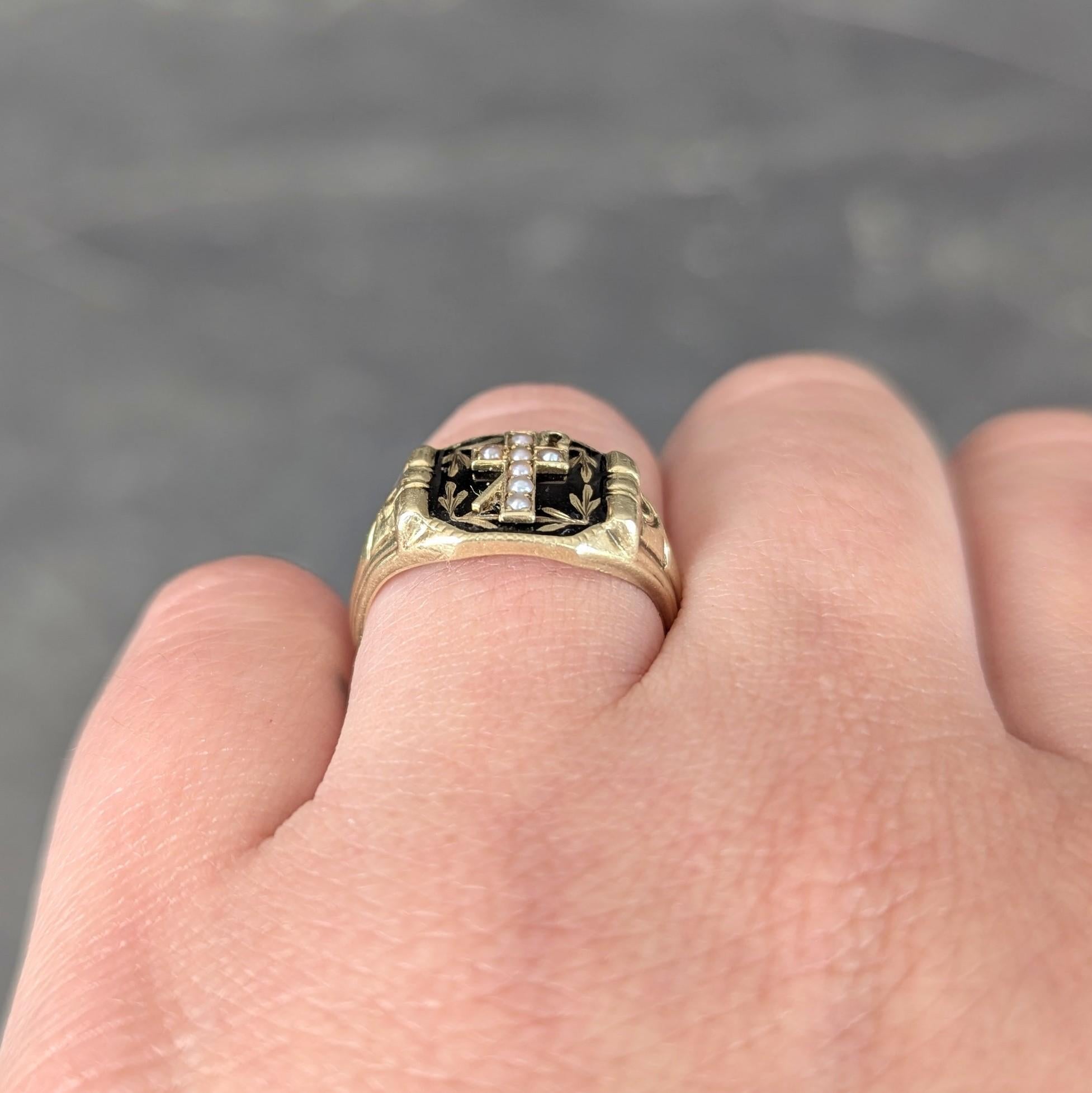 Riker Brothers Anello con smalto in oro giallo 14K con croce antica e lutto Unisex in vendita 3