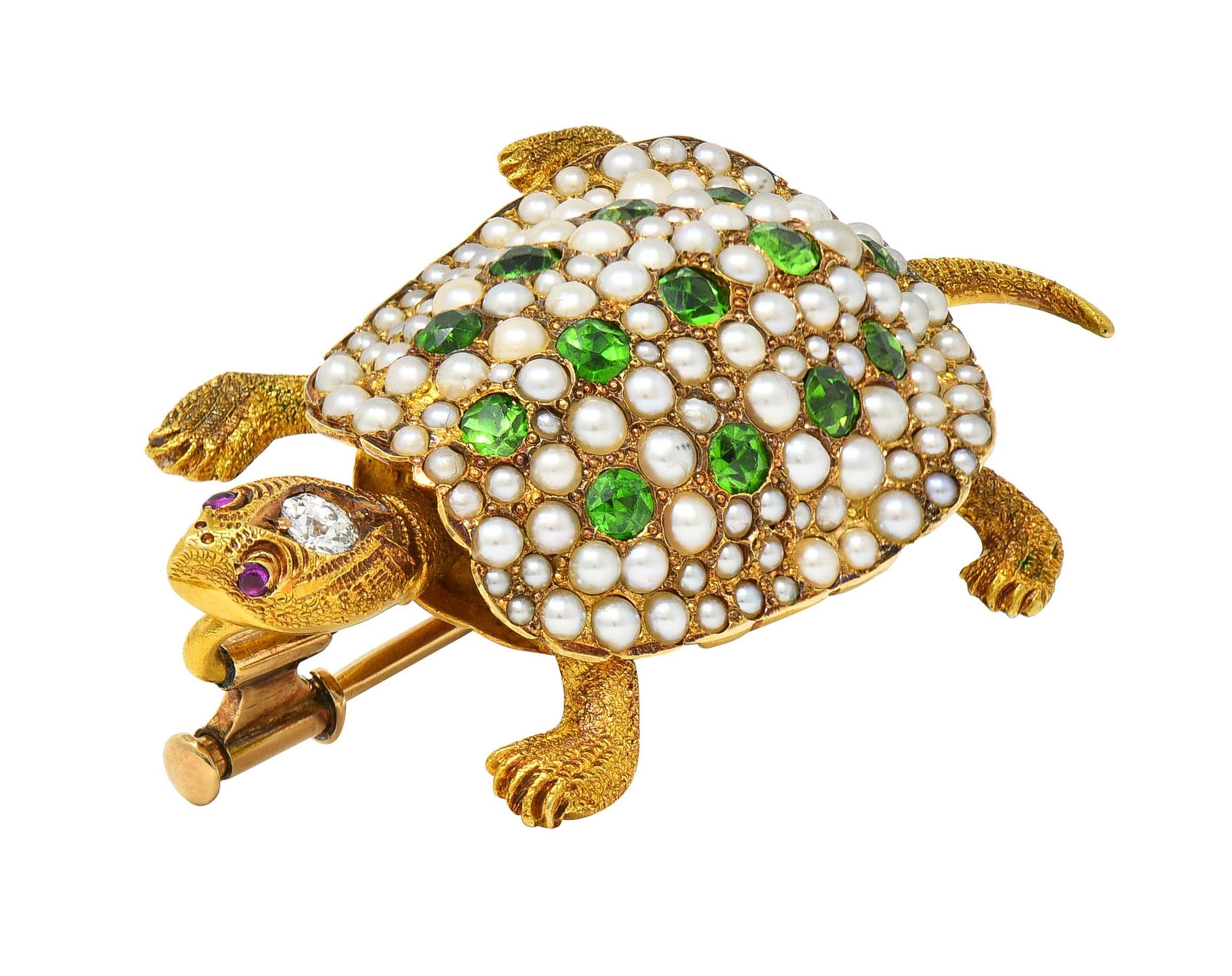 Entworfen als stilisierte und dimensionale Schildkröte mit einem strukturierten Kopf, Beinen und Schwanz 
Mit einer gewölbten Muschelperle, besetzt mit Demantoid-Granaten und Perlen 
Demantoid-Granate sind rund geschliffen und wiegen insgesamt etwa