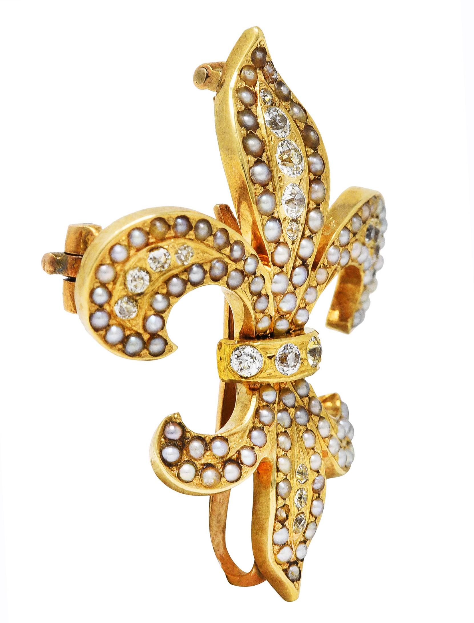 Anhänger-Brosche in stilisierter Fleur-de-Lis-Form mit bündig gefassten Diamanten im alten europäischen Schliff. Mit einem Gesamtgewicht von ca. 0,36 Karat - H bis K in der Farbe mit VS-Klarheit. Ausgestattet mit Perlen in verschiedenen Größen.