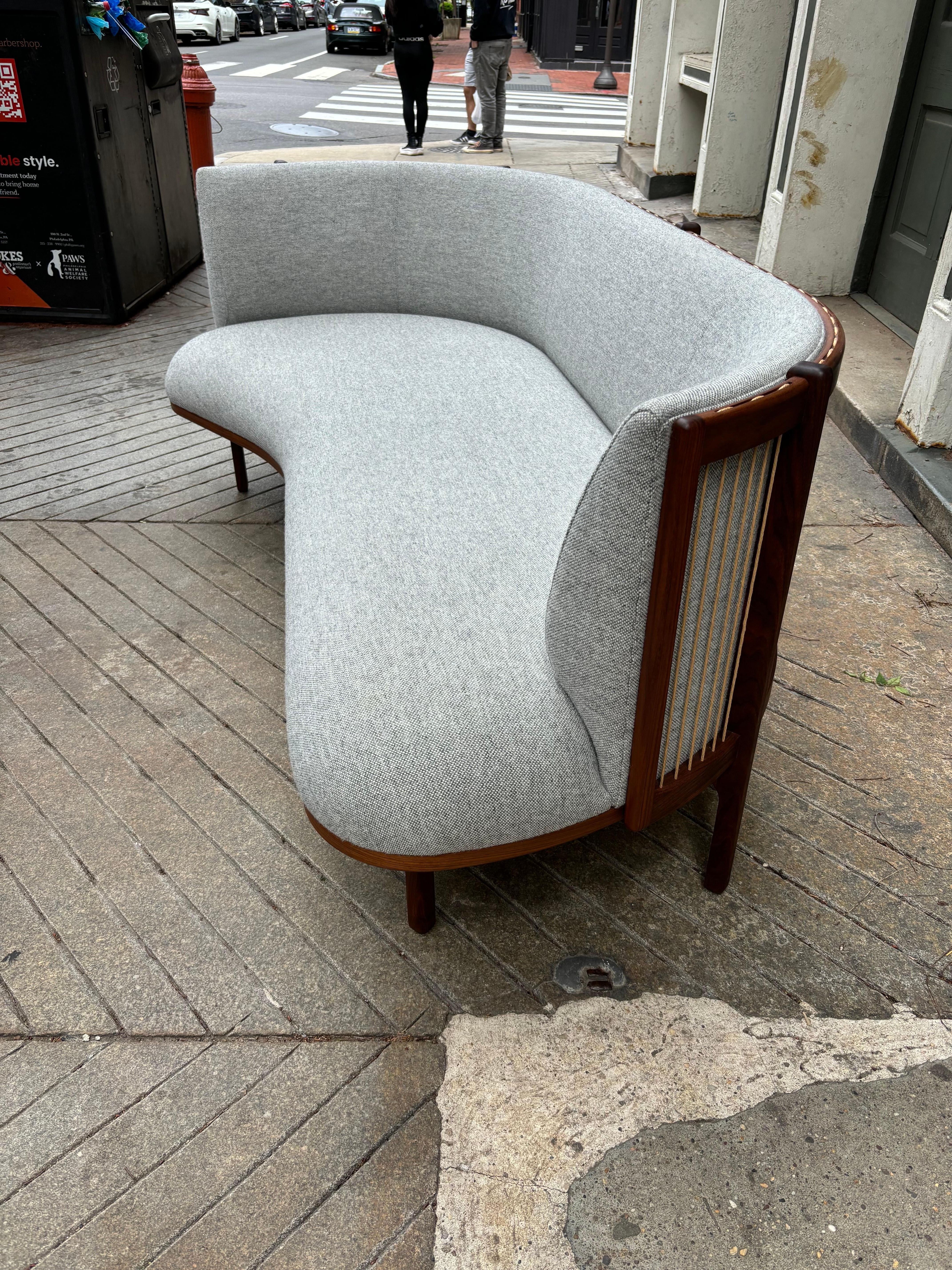 Rikke Frost Asymmetrical Sideways Sofa für Carl Hansen & Sons.  Gekauft für ein Musterhaus, immer noch in nahezu perfektem, neuwertigem Zustand!  Geölter Nussbaum mit Papercord-Rücken und schöner Polsterung!  Die Farbe ist blassgrau.  Er sitzt