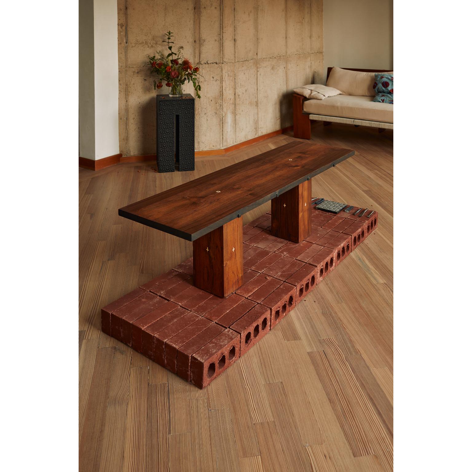 Mesa baja Rikt de teca aceitada con incrustaciones de roble y borde ennegrecido by Evam
Dimensiones: P 38,1 x An 134,6 x Al 39,4 cm. 
Materiales: Teca aceitada y roble.

Disponible en teca aceitada o ennegrecida. Hay diferentes tamaños disponibles.