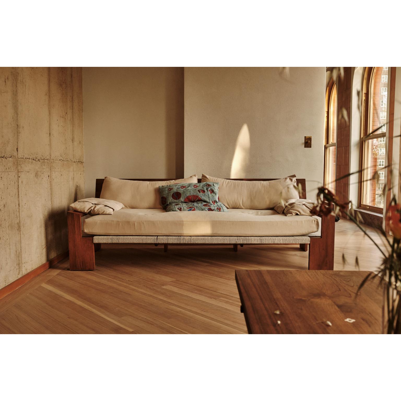 Mesa baja Rikt de teca aceitada con incrustaciones de roble y borde ennegrecido by Evam en Nuevo estado para la venta en Geneve, CH