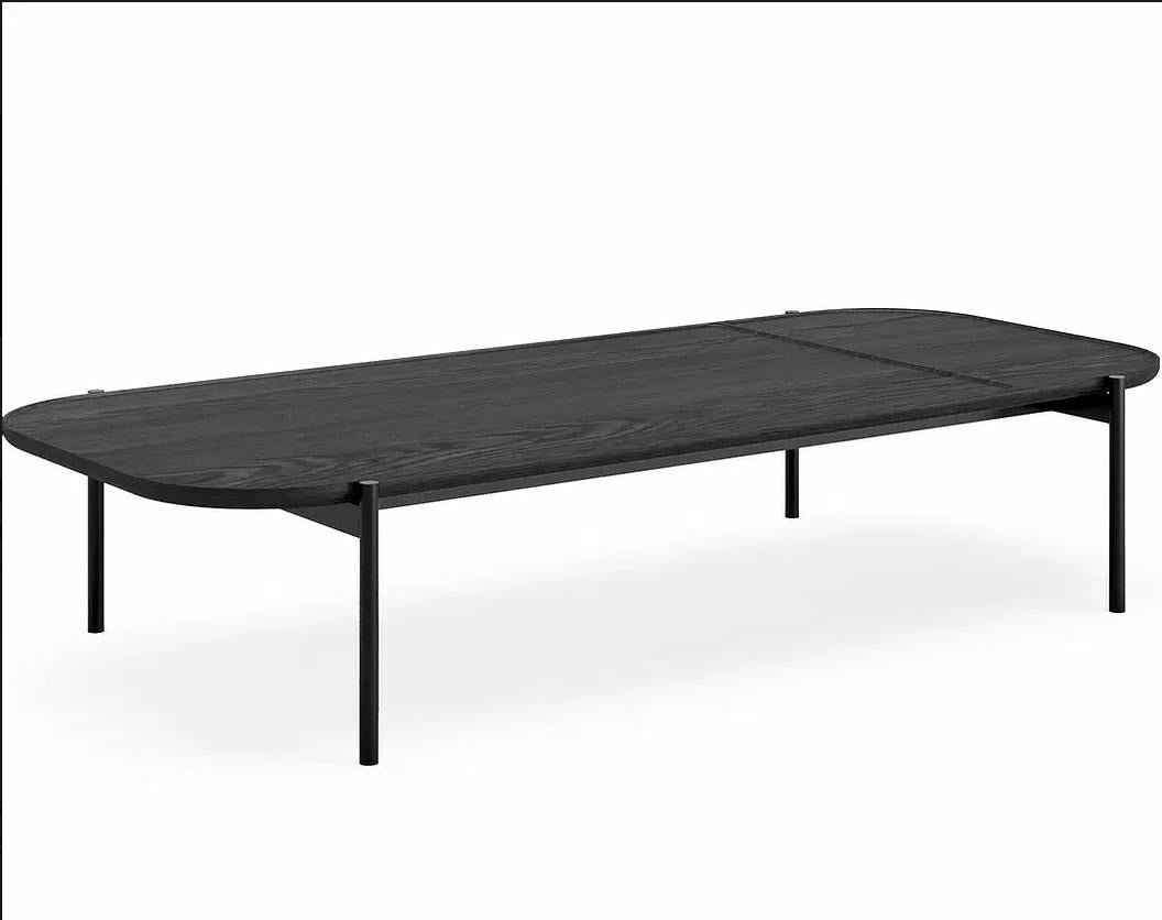 Riley Couchtisch von Dare Studio, 2018
Abmessungen: H 26 x T 55 x B 130 cm
MATERIALIEN: Europäische Weißeiche mit schwarzer Beize, pulverbeschichtetes Gestell in schwarz RAL 9005

Auch in amerikanischem Schwarznussbaum und mit Wachs geölter