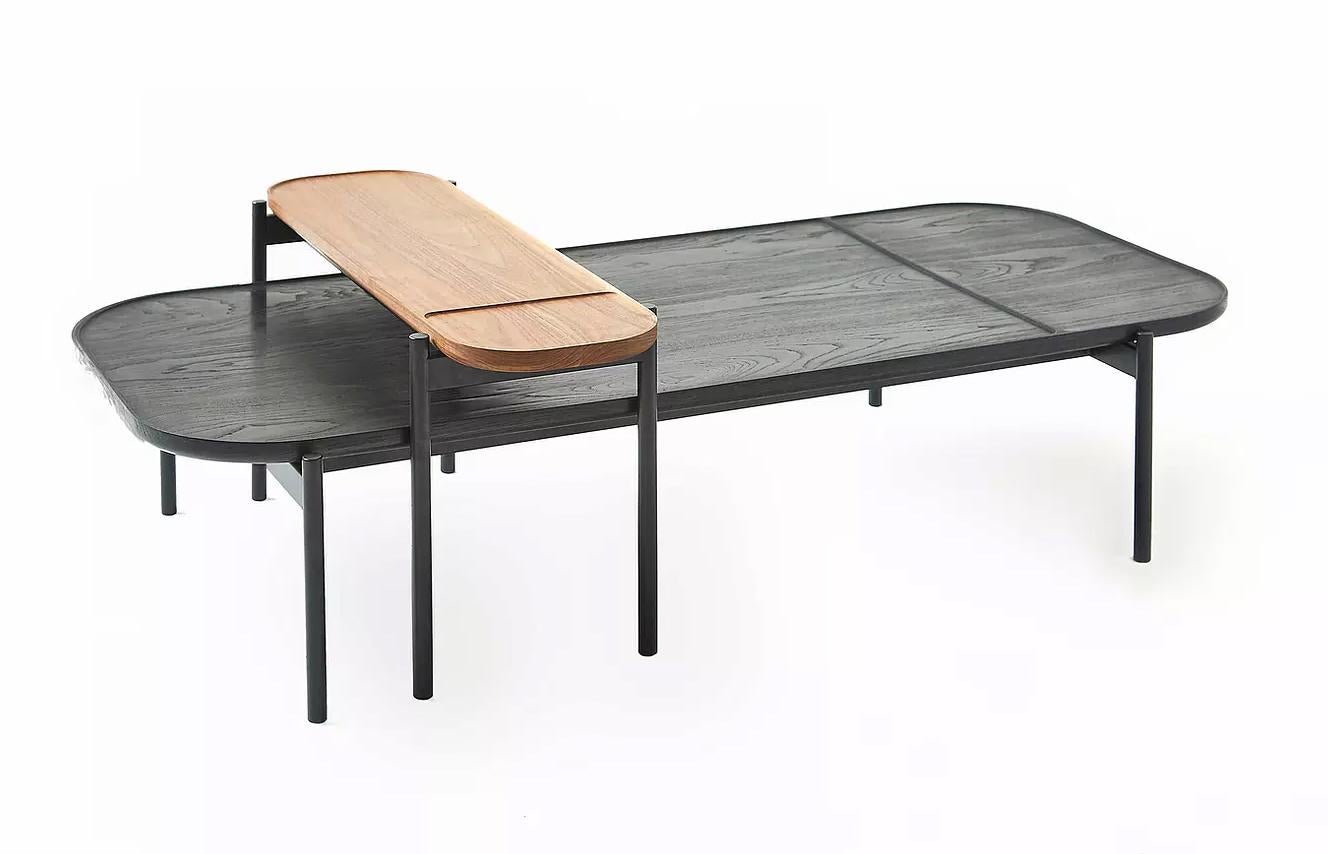 Ensemble de tables basses et d'appoint Riley par Dare Studio, 2018
Dimensions : table basse : H 26 x P 55 x L 130 cm ; table d'appoint : H 36 x P 26 x L 75 cm
Matériaux : table basse : Chêne blanc européen teinté en noir, cadre revêtu de poudre