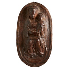 Lederrelief, das die thronende Madonna mit dem Kind auf dem Schoß darstellt