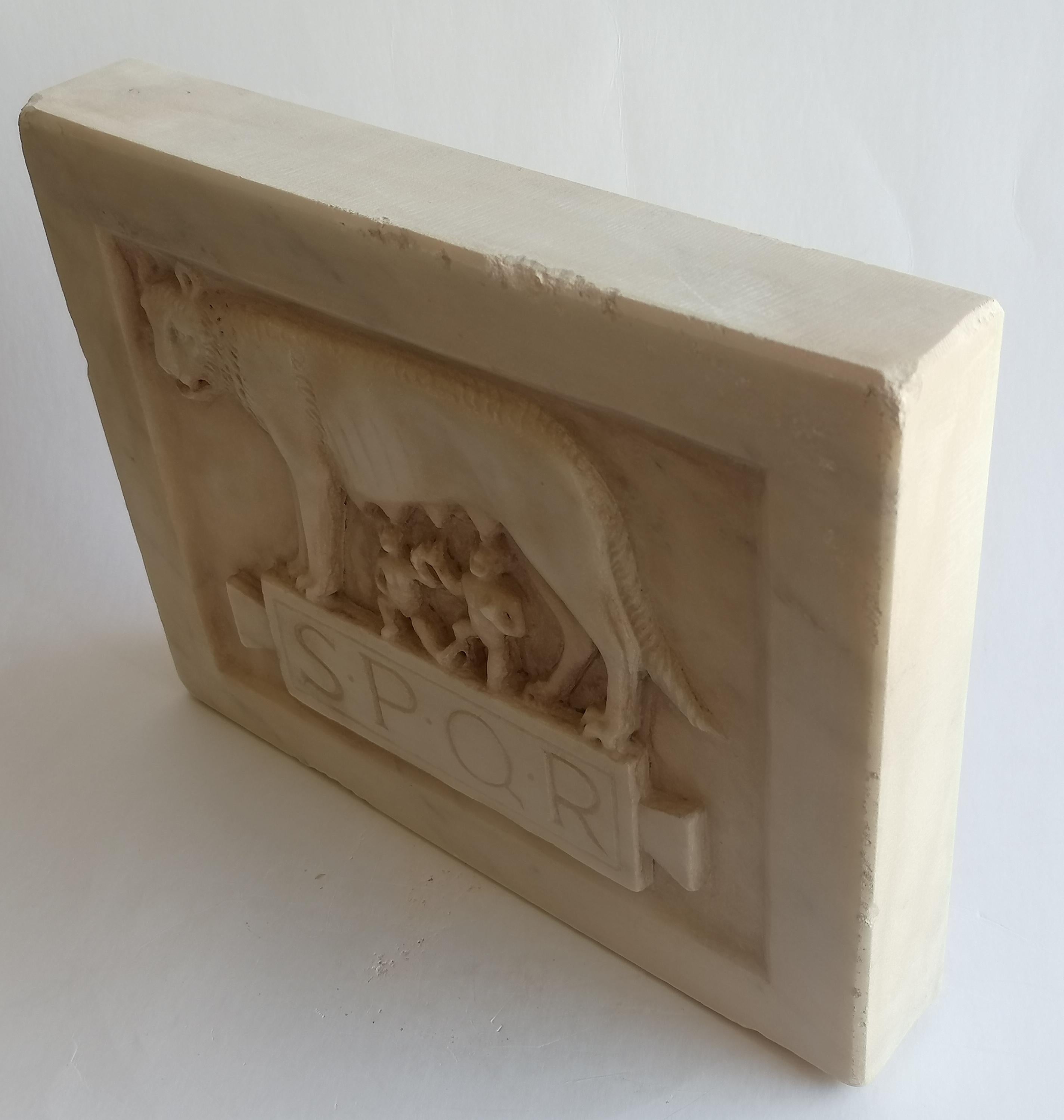Romano classico Rilievo scolpito su marmo bianco Carrara_Lupa capitolina -made in Italy in vendita