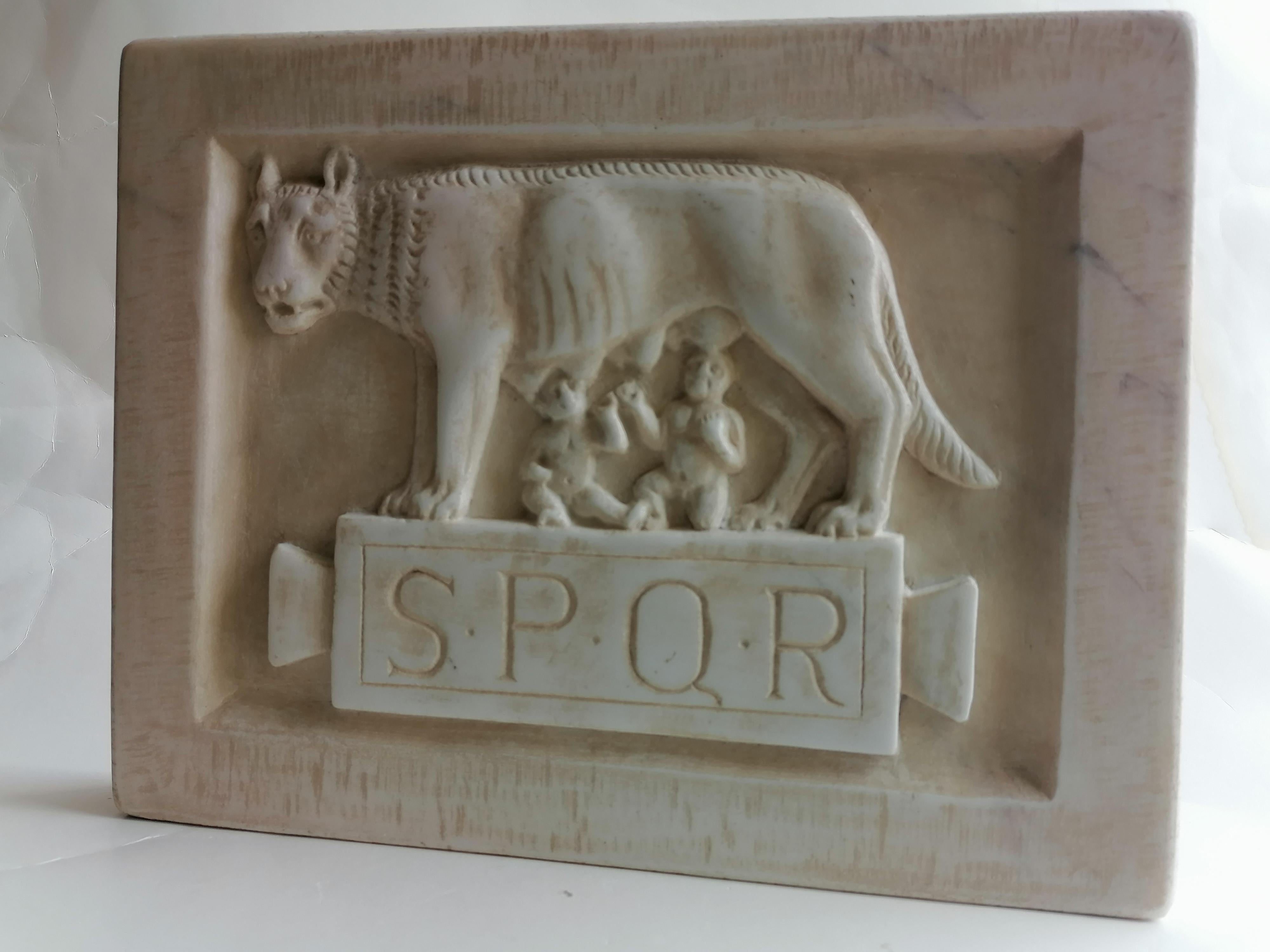 Rilievo scolpito su marmo bianco Carrara_Lupa capitolina -made in Italy In condizioni Nuovo a Tarquinia, IT
