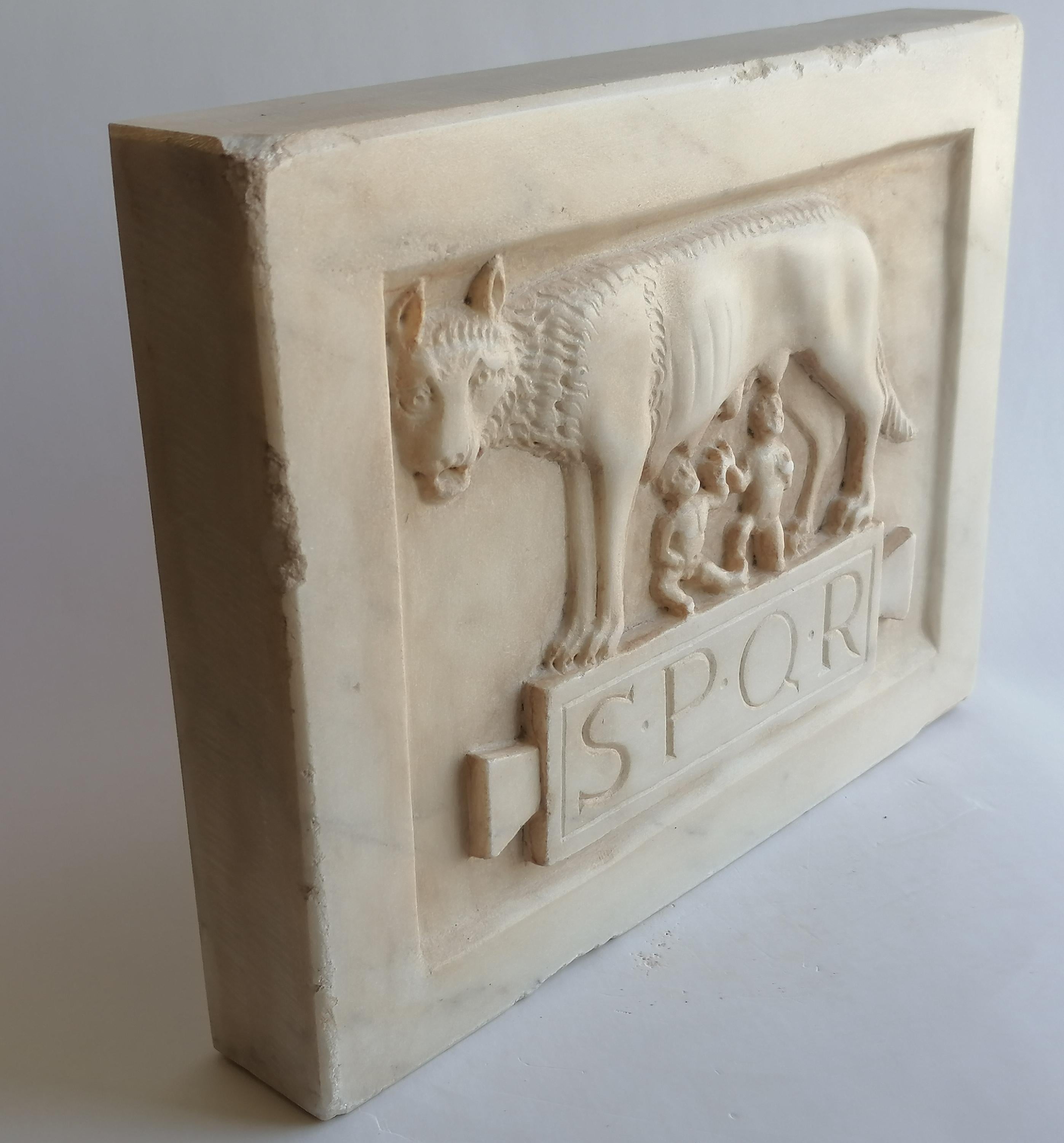 Italian Rilievo scolpito su marmo bianco Carrara_Lupa capitolina -made in Italy in vendita