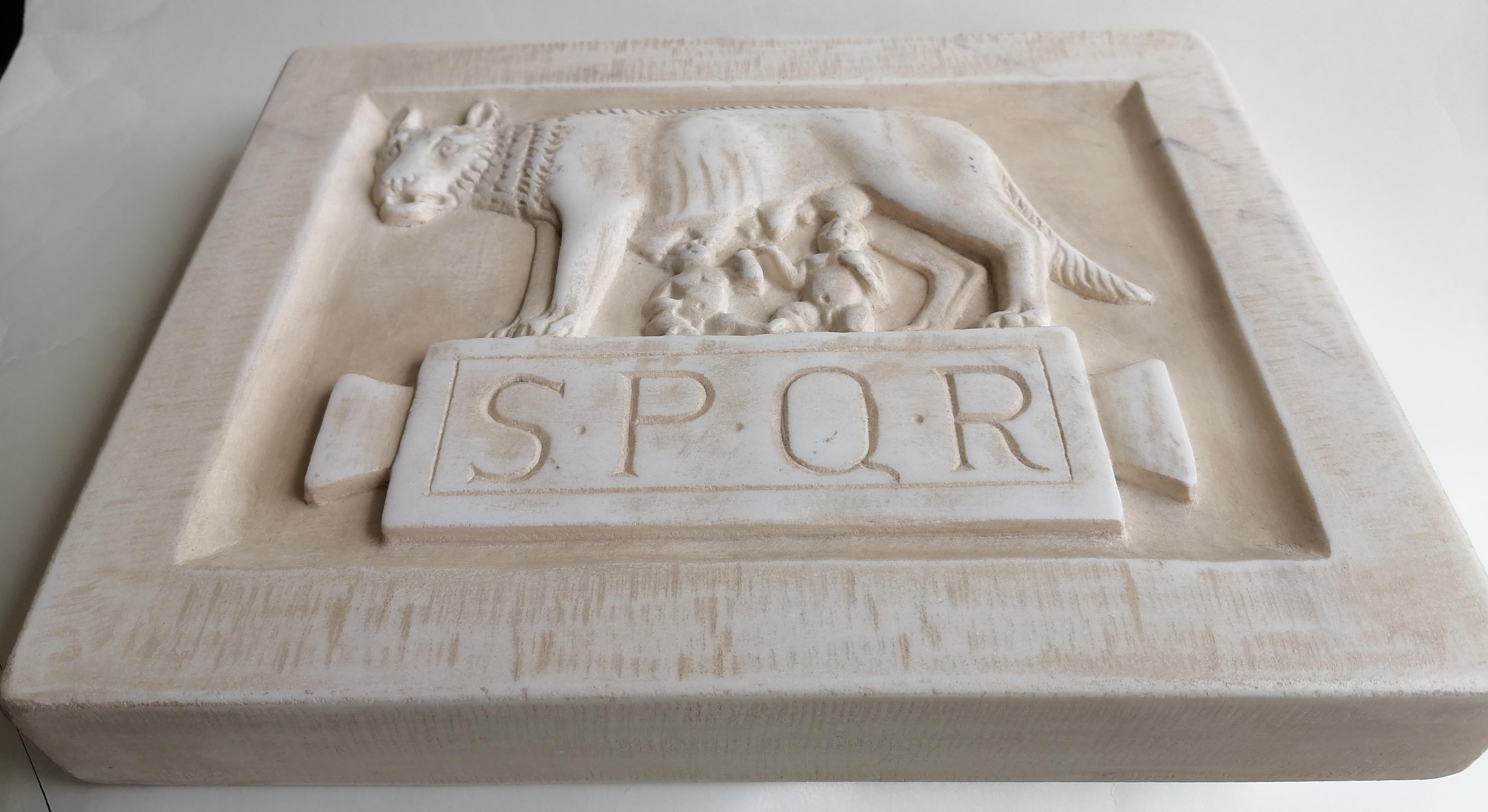 Periodo contemporaneo Rilievo scolpito su marmo bianco Carrara_Lupa capitolina -made in Italy
