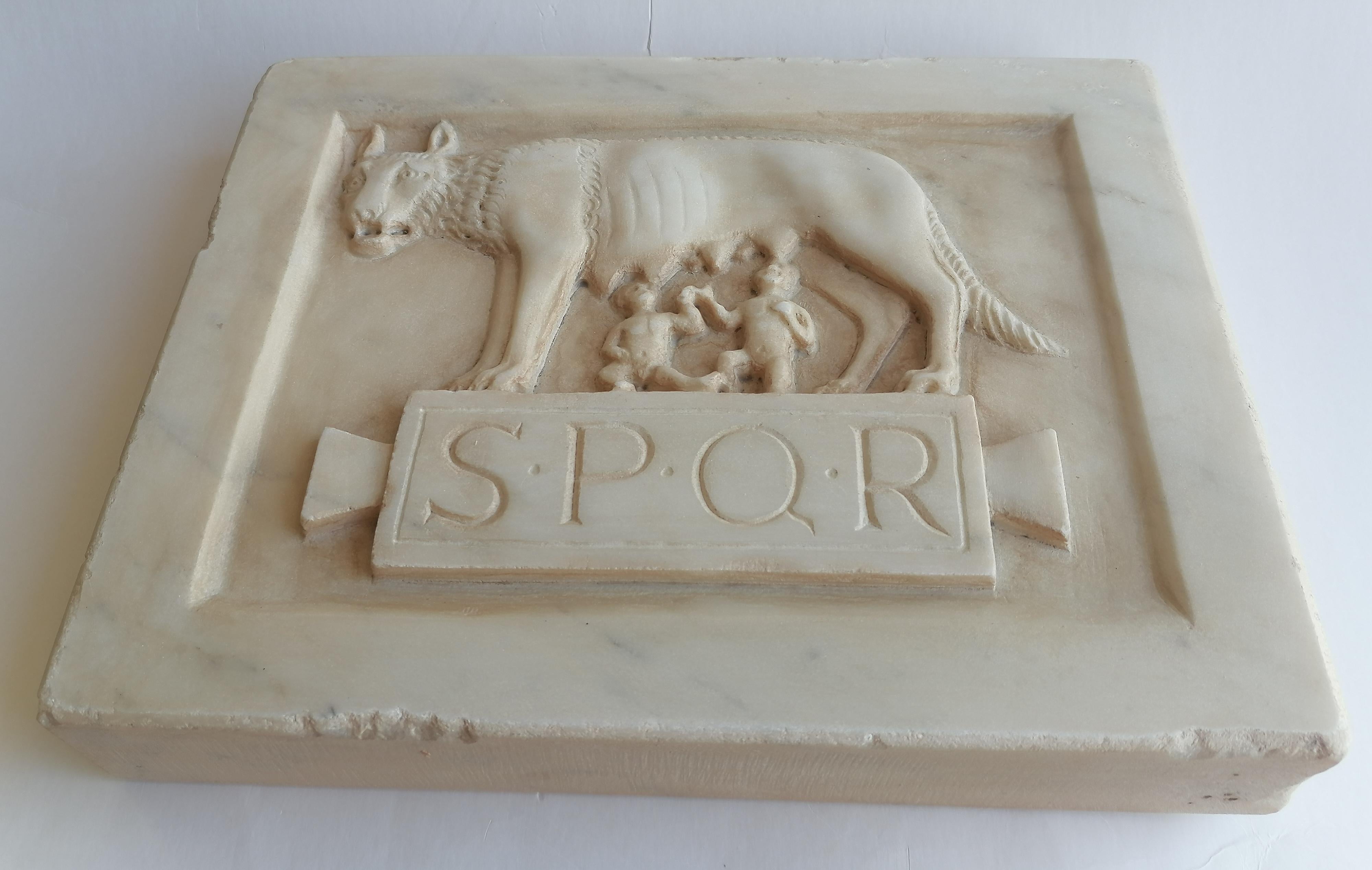 Fatto a mano Rilievo scolpito su marmo bianco Carrara_Lupa capitolina -made in Italy in vendita