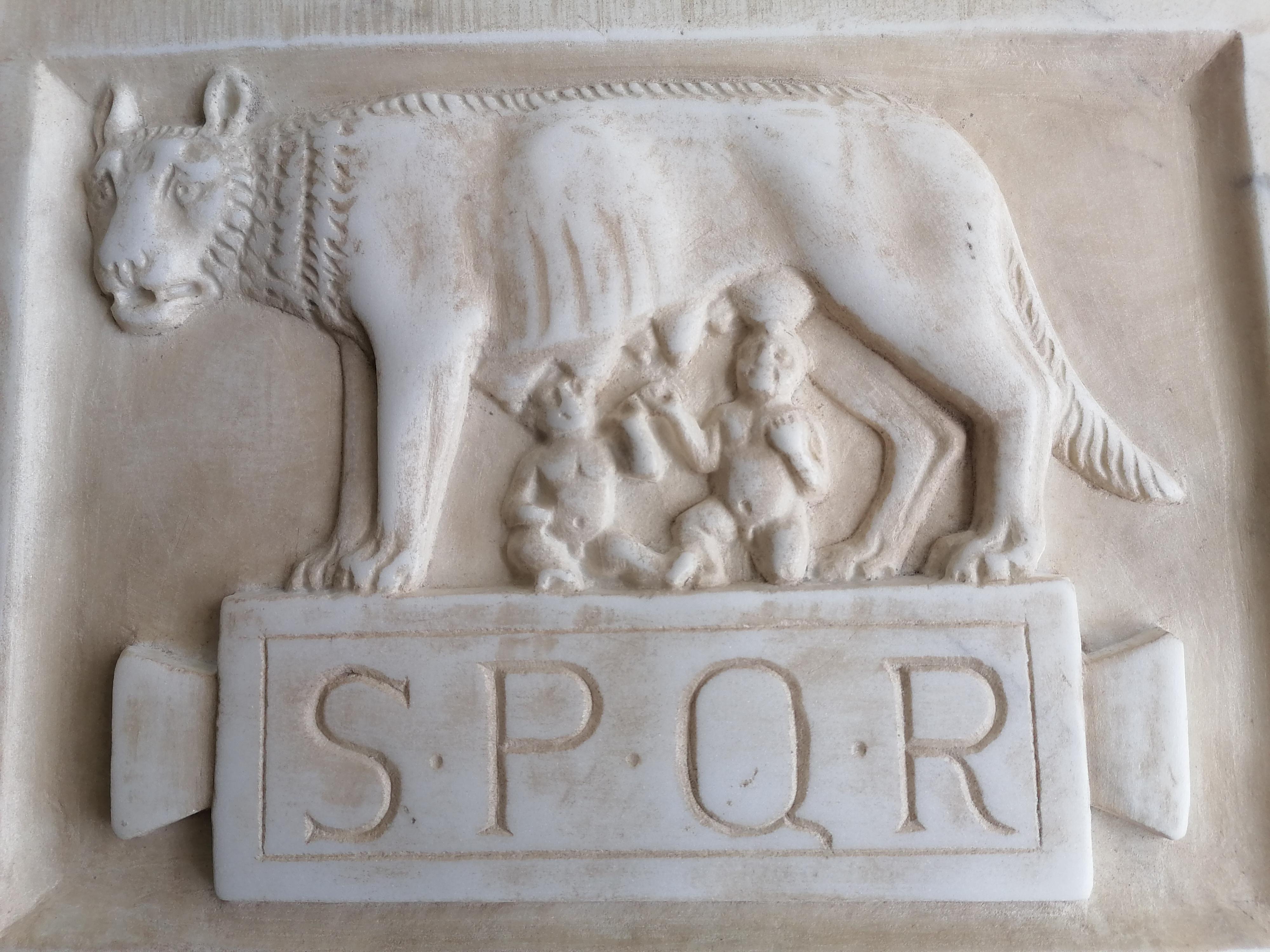 Marmo di Carrara Rilievo scolpito su marmo bianco Carrara_Lupa capitolina -made in Italy
