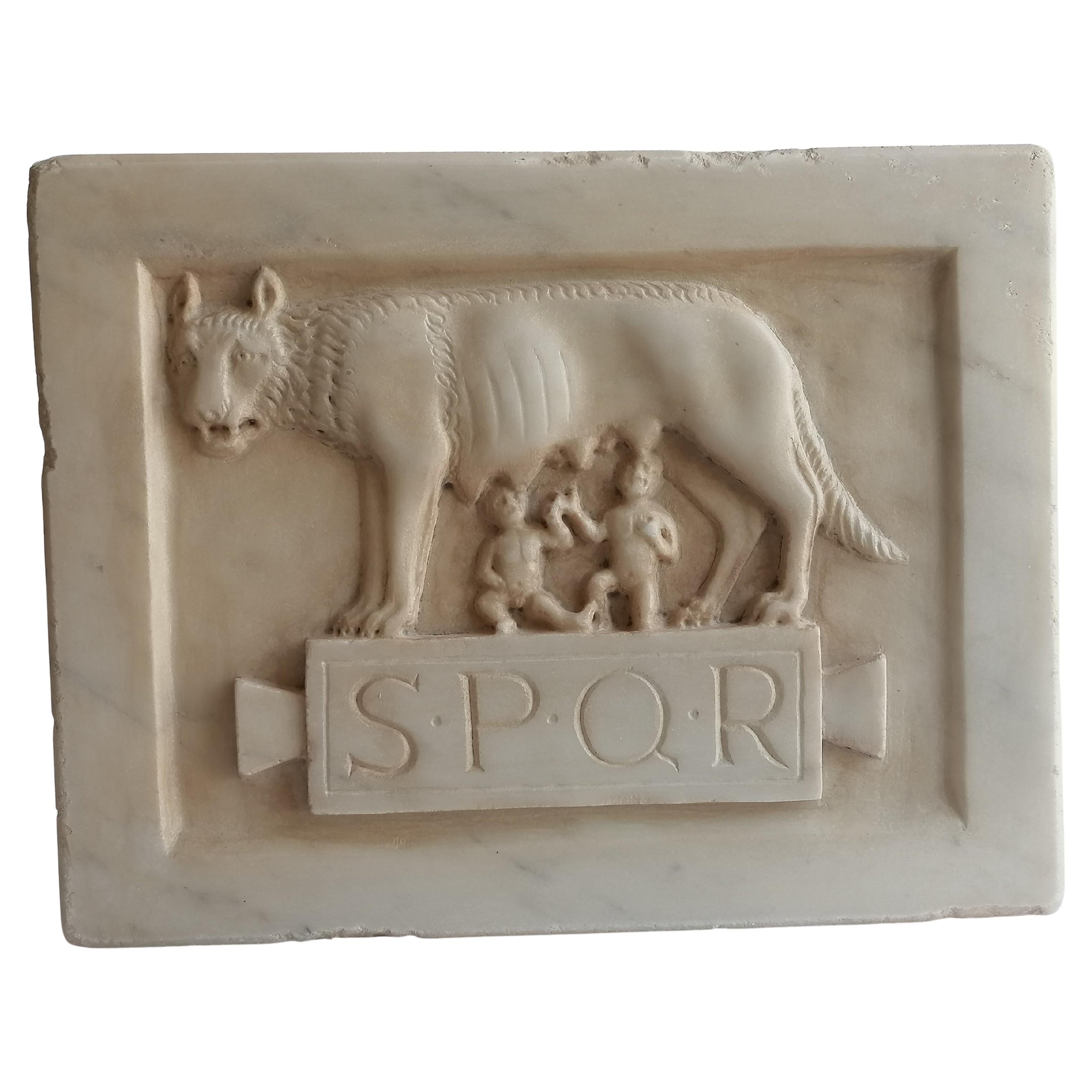 Rilievo scolpito su marmo bianco Carrara_Lupa capitolina -made in Italy in vendita