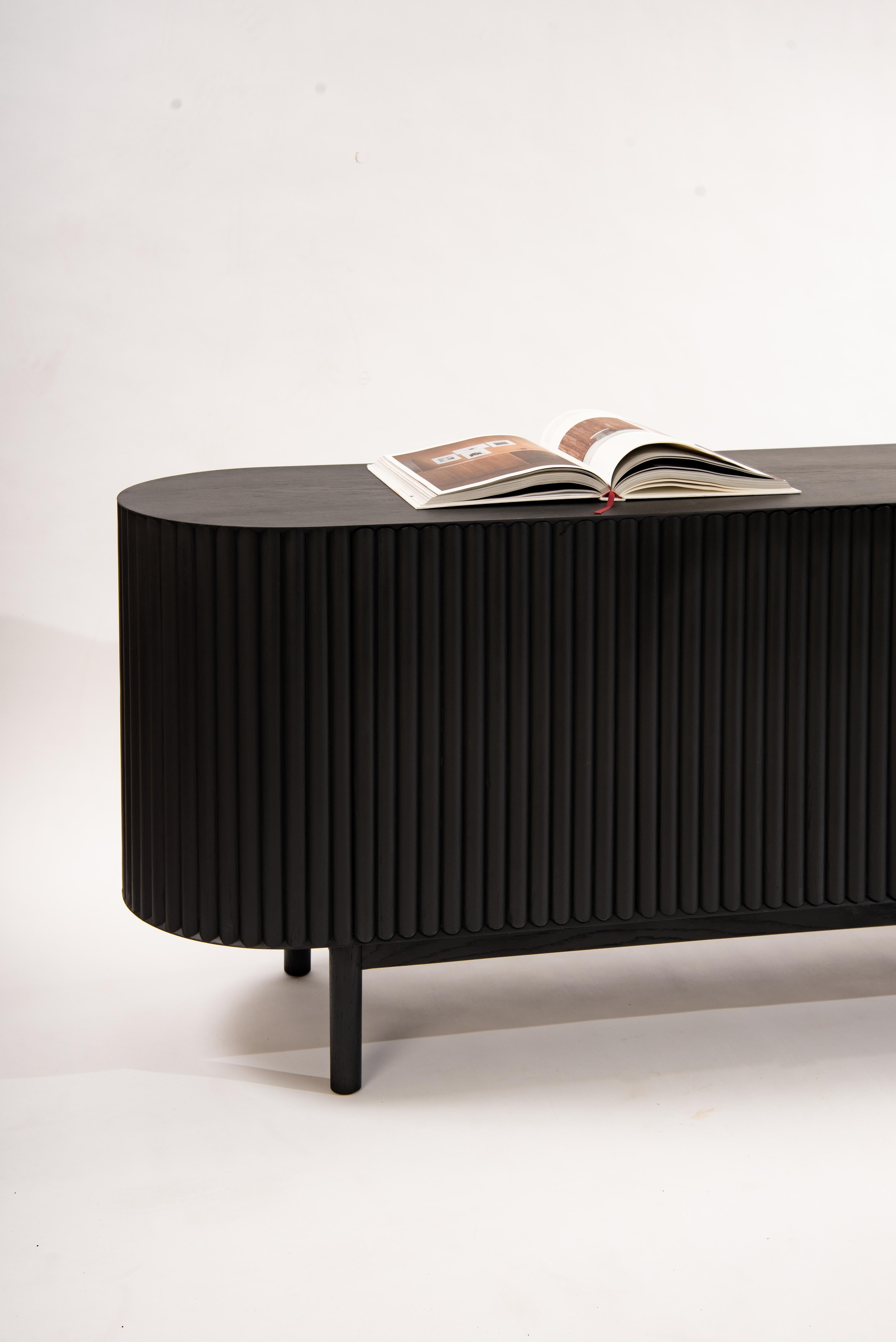 Tourné RIMA Credenza, 2M Solid Black Finished Oak Wood en vente
