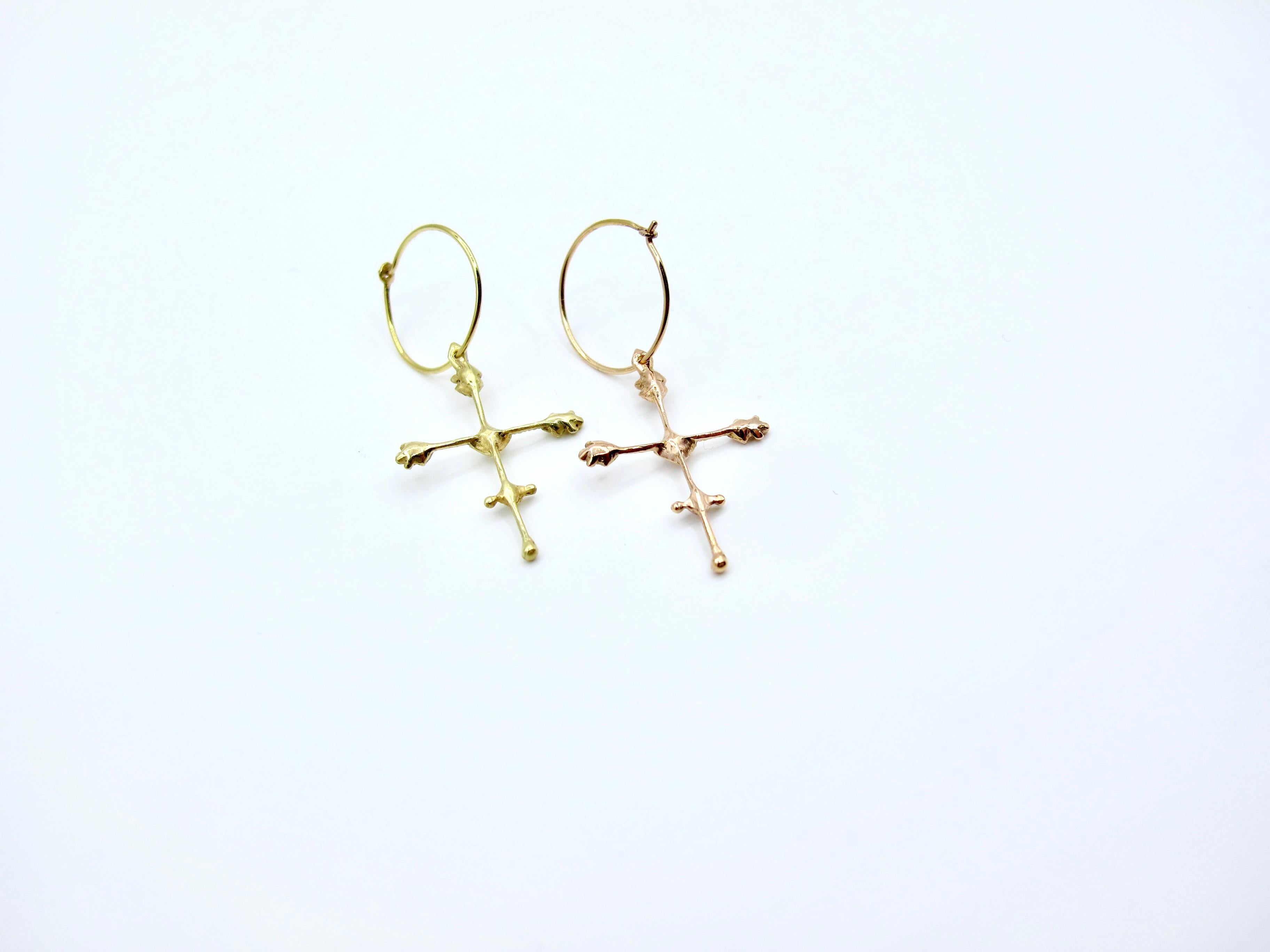 RIMA JEWELS 18K Yellow Gold Ojo de Dios Cross Earring In New Condition For Sale In New York, NY