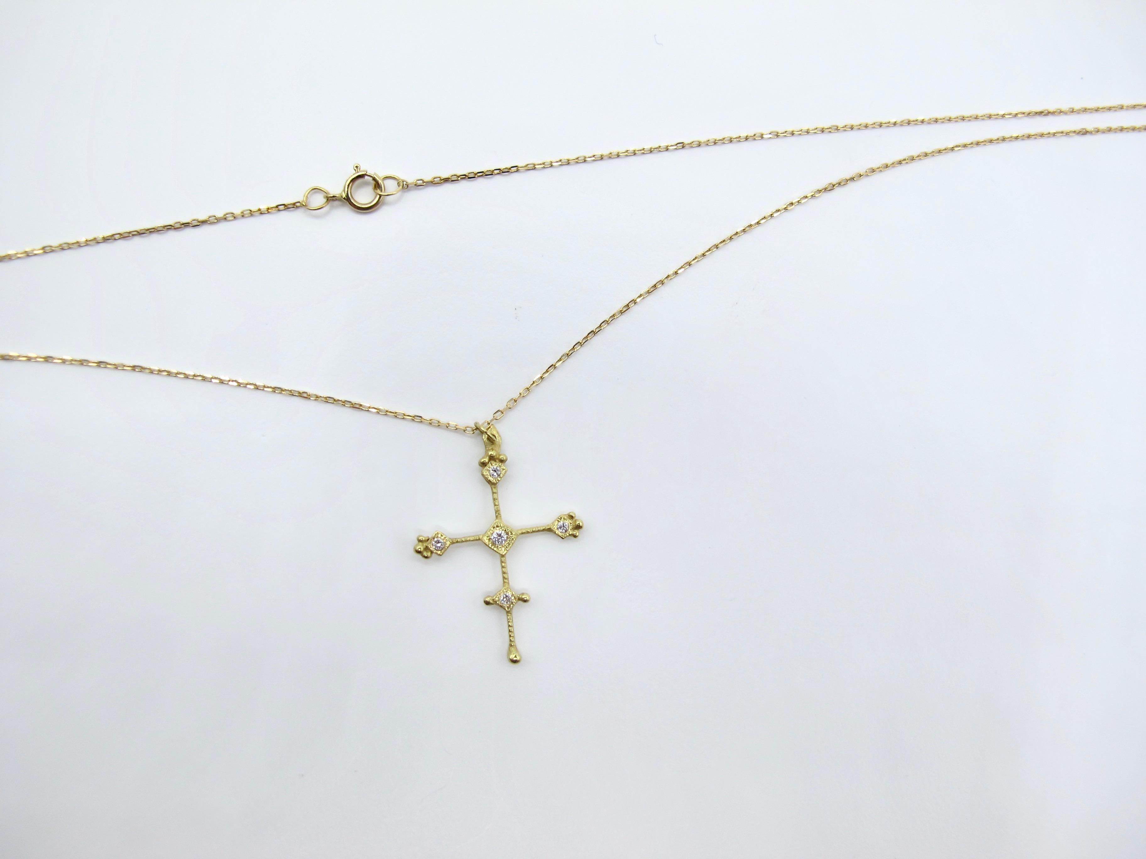 Le collier Croix de bébé byzantine Ojo De Dios en or 18k de RIMA JEWELS est serti de fins diamants blancs et monté sur une chaîne à maillons délicate mais solide en or 18k étincelante de diamants. 