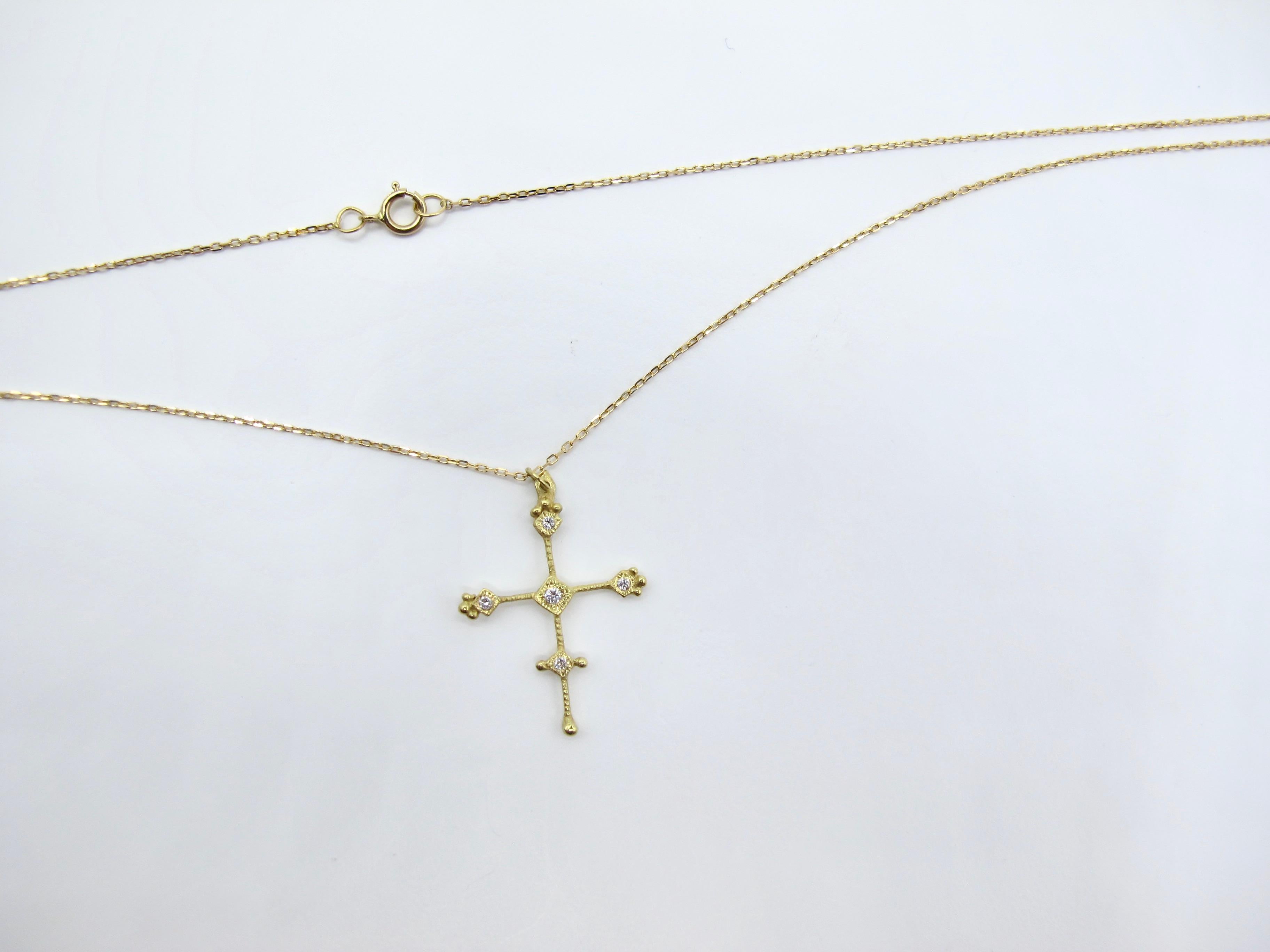 Collana con Croce Bizantina Ojo De Dios in oro 18k di RIMA JEWELS con raffinati diamanti bianchi e infilata in una delicata ma robusta catena a maglie in oro 18k con diamanti. 