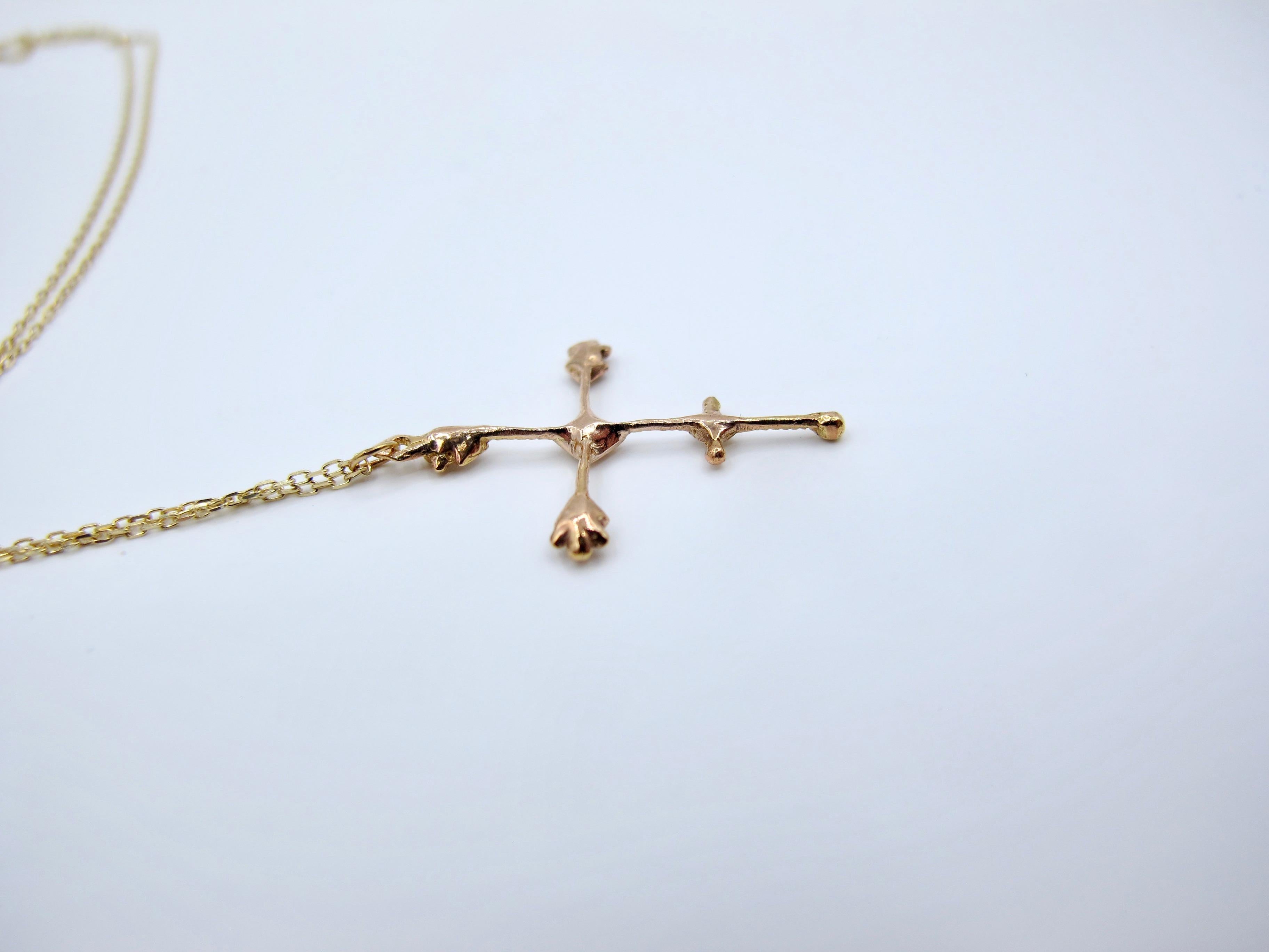 RIMA Jewels Collier croix Baby Byzantine Ojo De Dios en or 18 carats et diamants Neuf - En vente à New York, NY