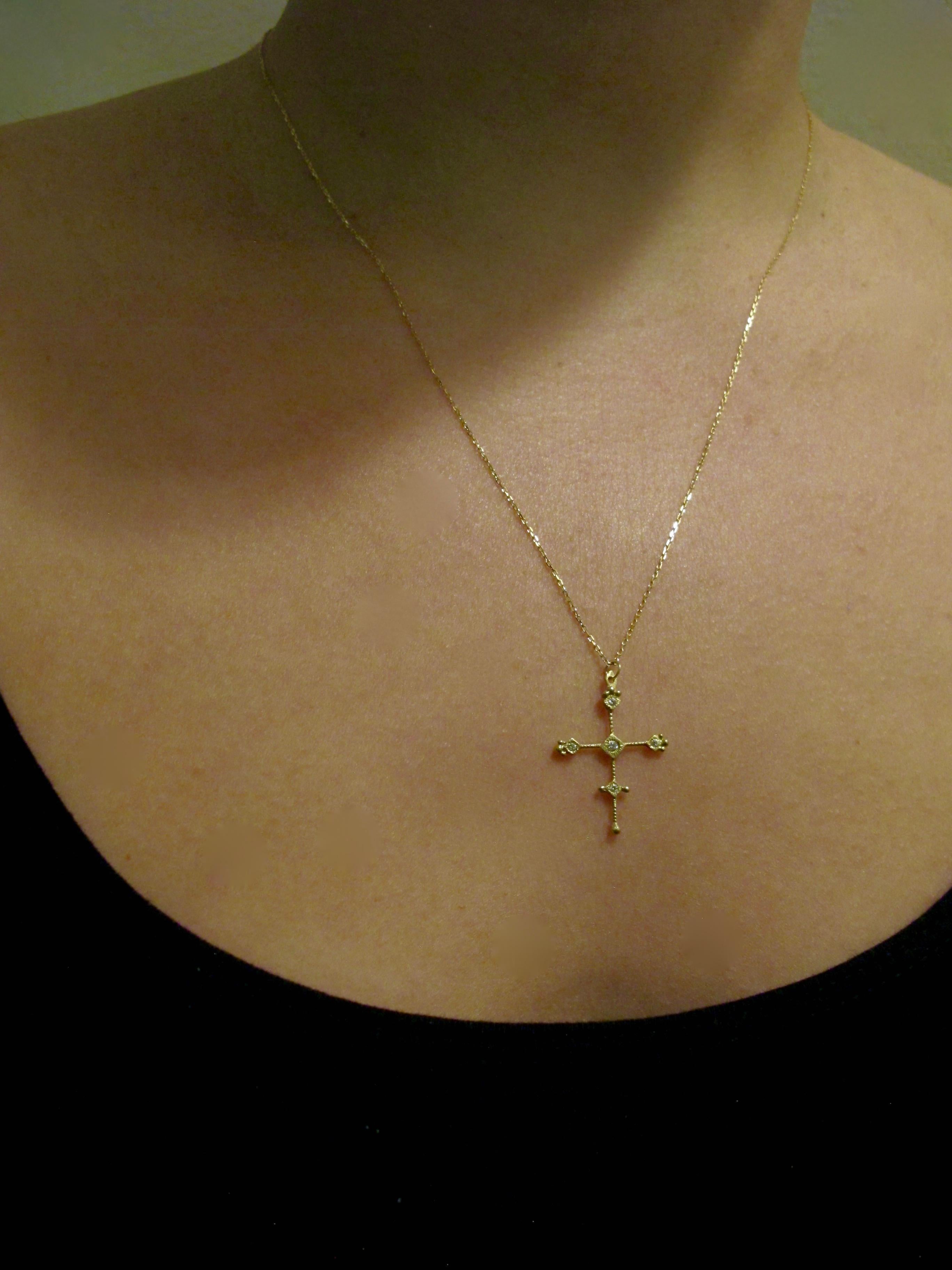 RIMA Jewels Collier croix Baby Byzantine Ojo De Dios en or 18 carats et diamants Unisexe en vente