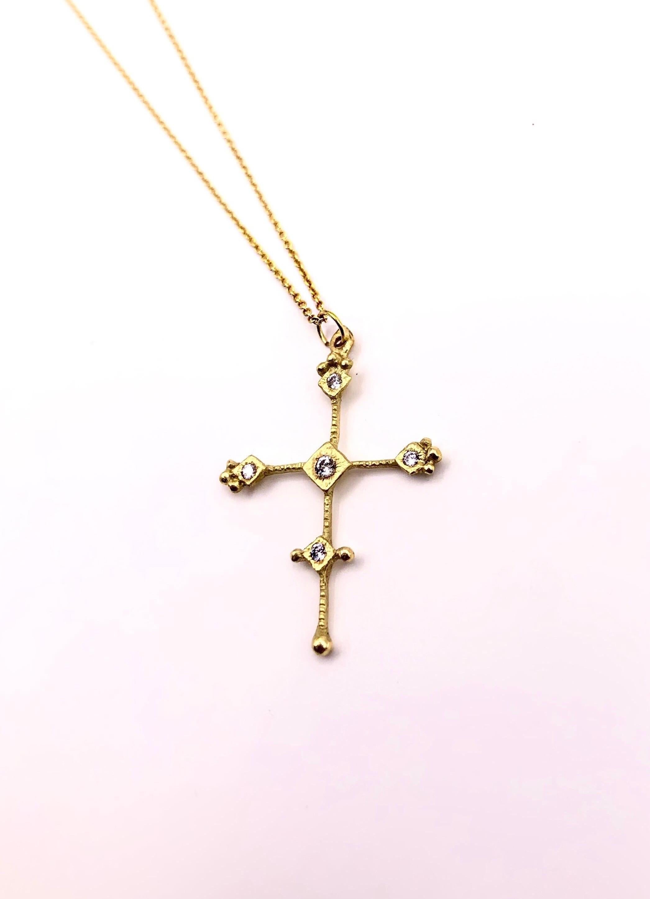 Le collier Croix byzantine Ojo De Dios en or 18 carats de RIMA JEWELS est serti de fins diamants blancs et monté sur une chaîne à maillons câble en or 18 carats, délicate mais solide, de 22 pouces. 