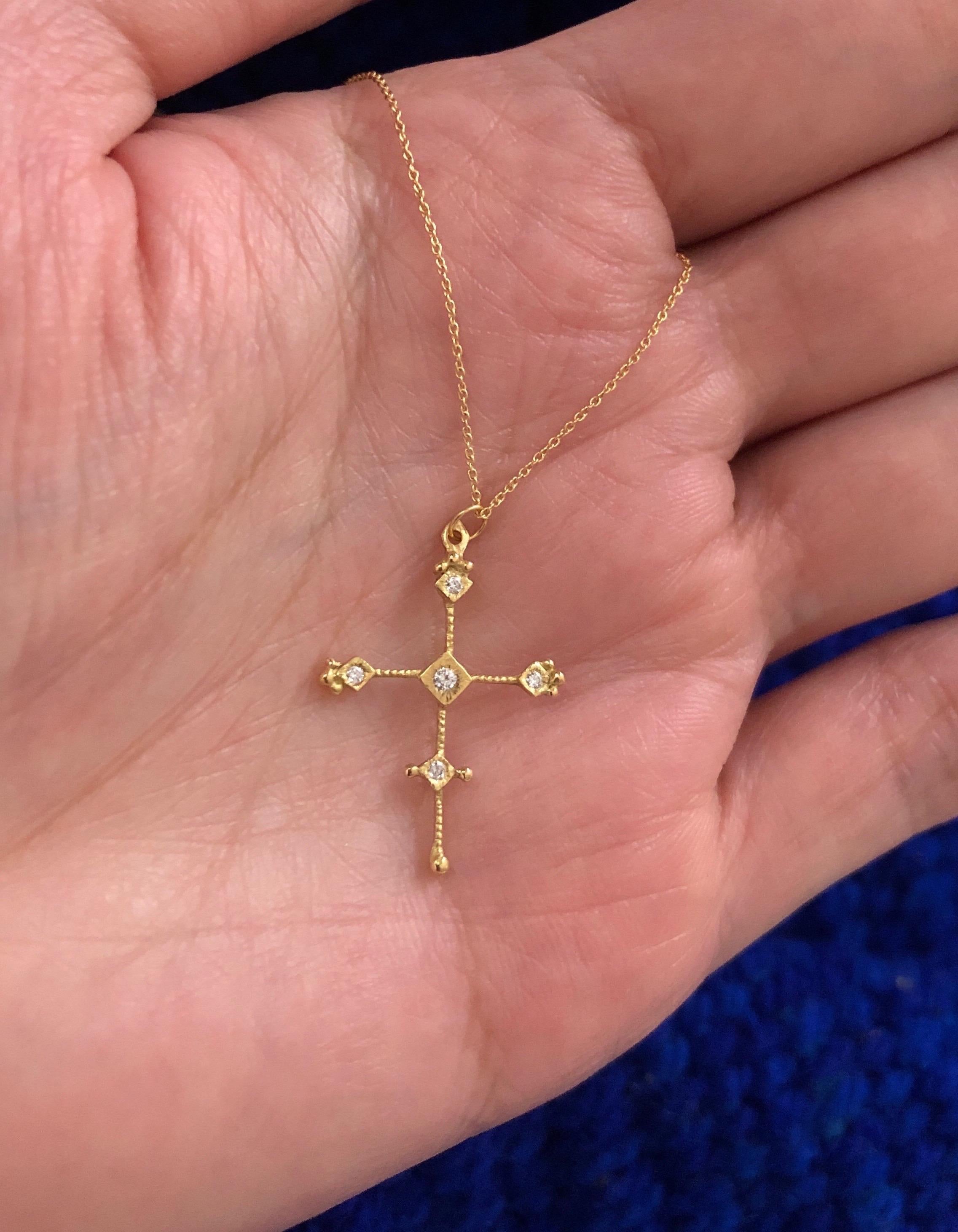 Artisan Collier croix byzantin Ojo De Dios en or 18 carats serti de diamants de RIMA JEWELS en vente